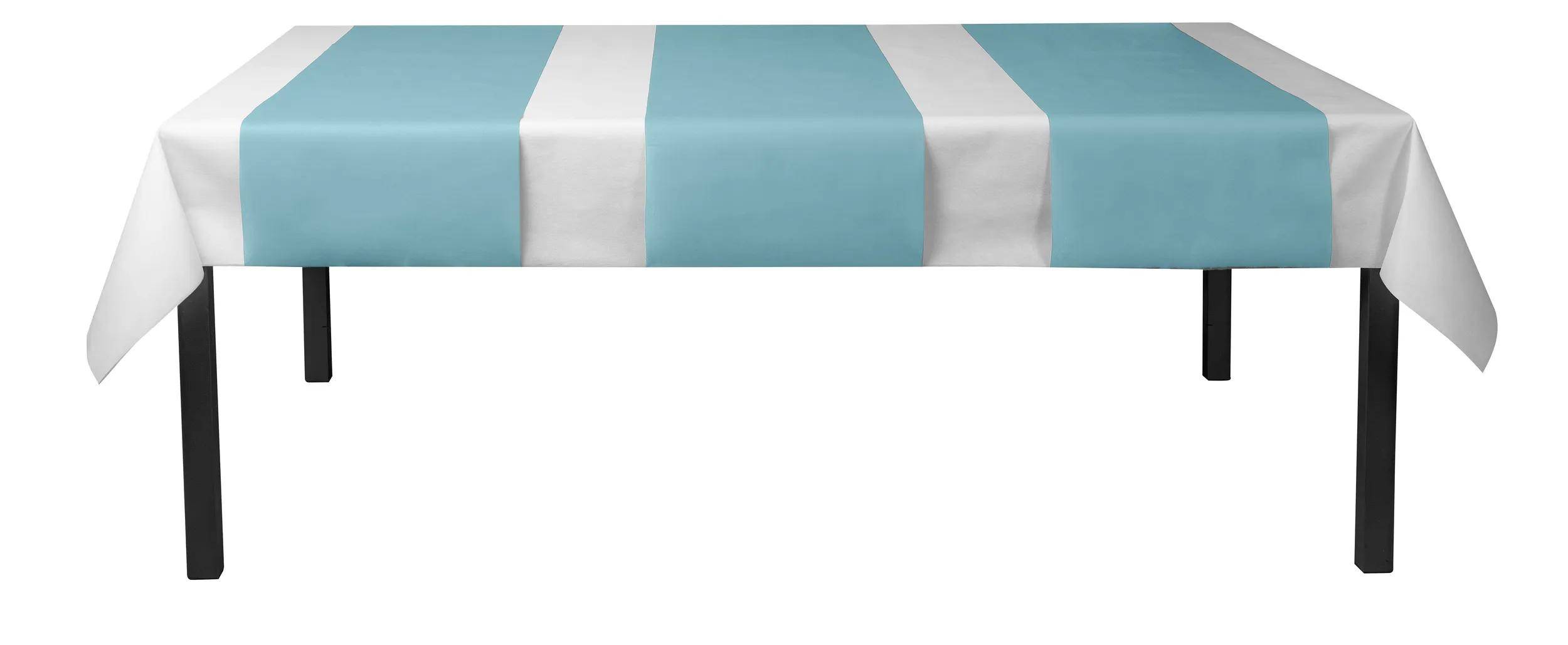 Ein Tisch mit einer hellblauen und weißen gestreiften Tischdecke mit gleichmäßig verteilten Streifen.