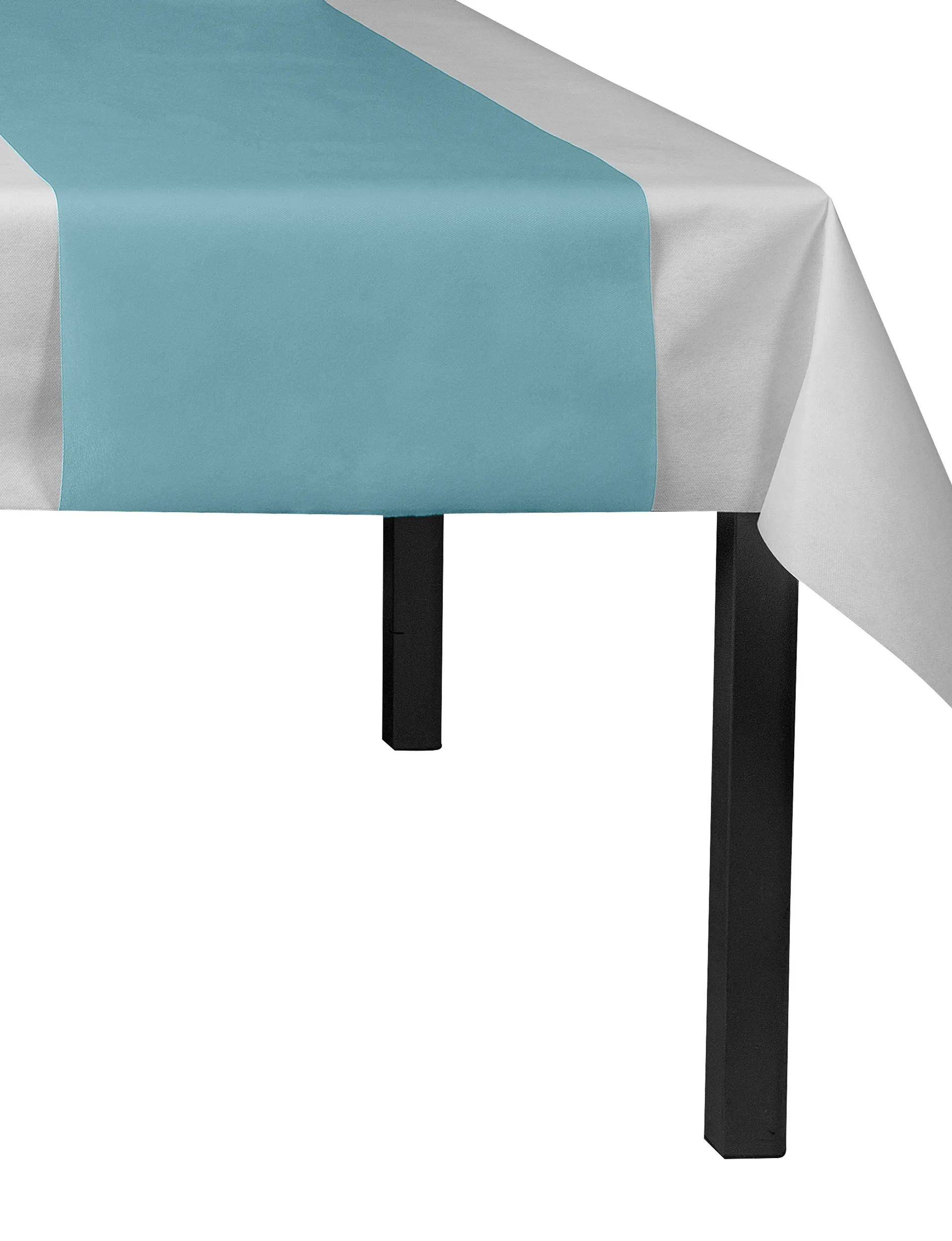 Ein weißer Tisch mit einem hellblauen Tischläufer, der über die Mitte drapiert ist.