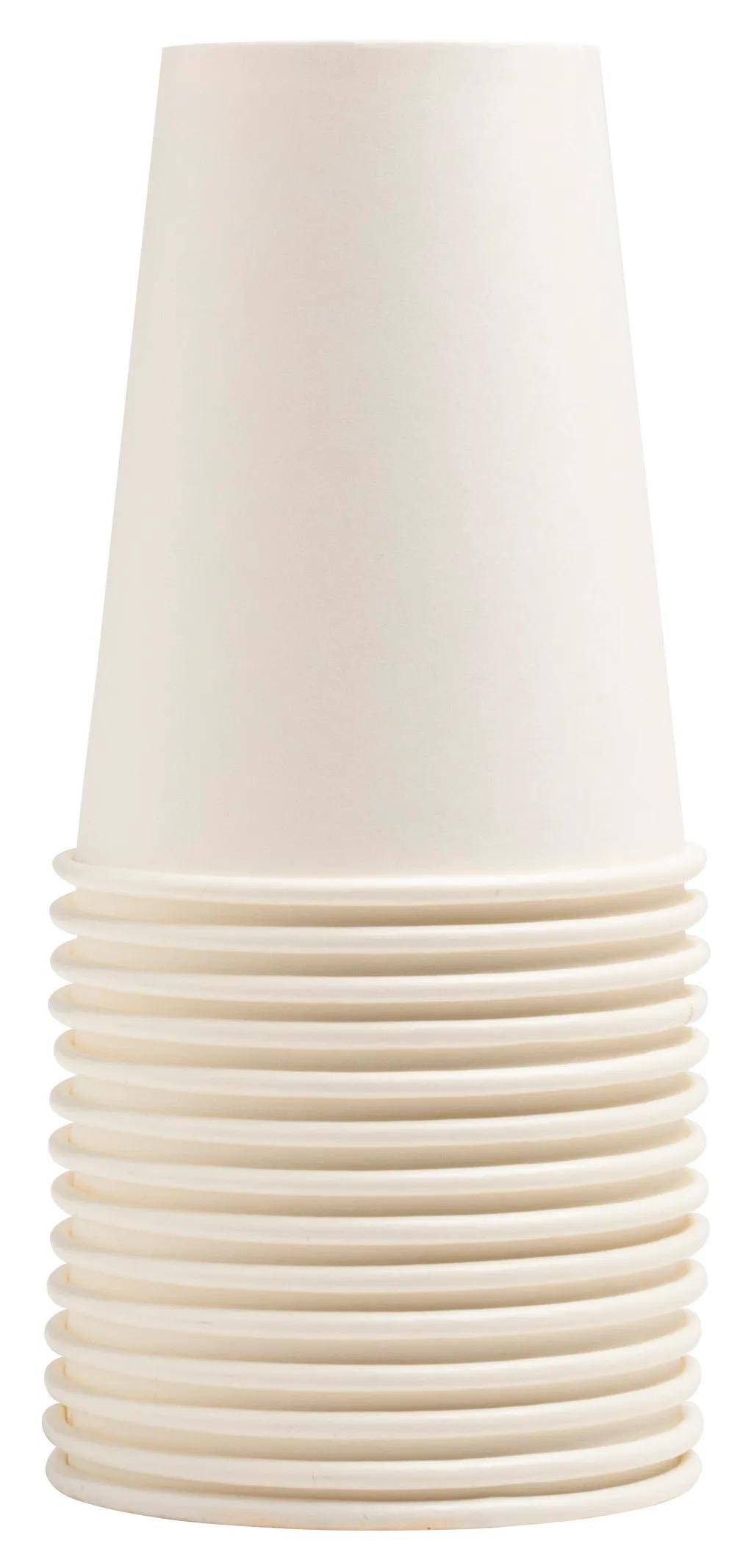 Ein Stapel aus weißen, wegwerfbaren Papierbechern wird vor einem einfachen Hintergrund gezeigt.