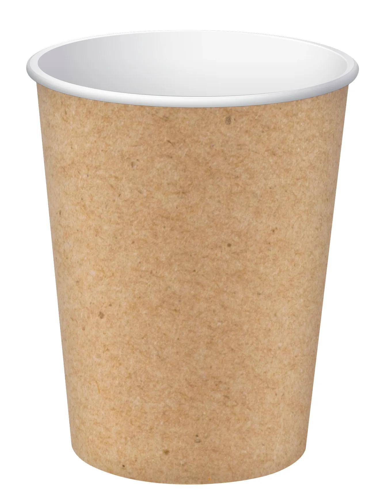 Eine schlichte braune Papiertasse vor weißem Hintergrund.