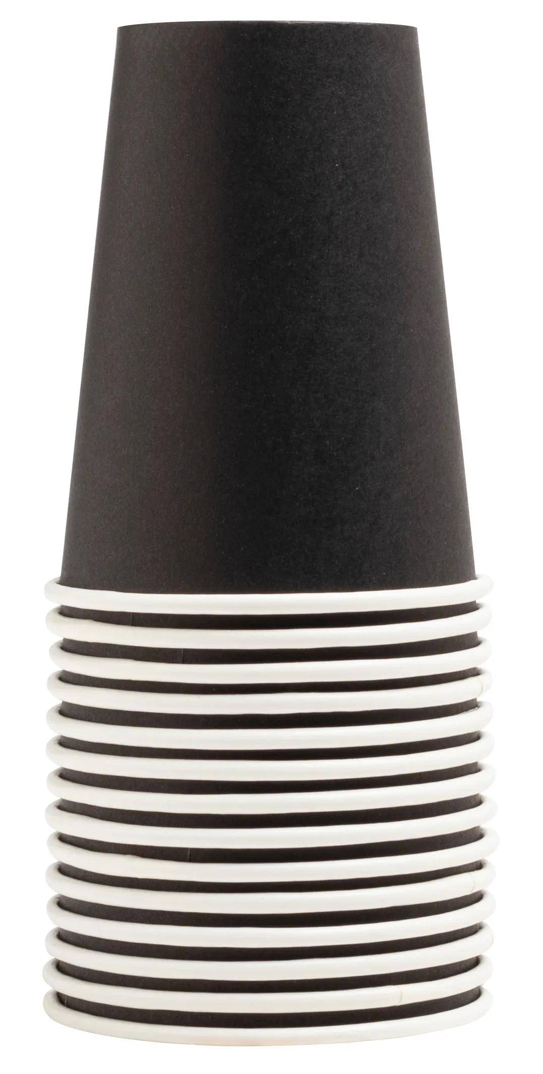 Ein Stapel schwarzer Pappbecher mit weißen Rändern, von der Seite betrachtet, zeigt etwa zehn Becher.
