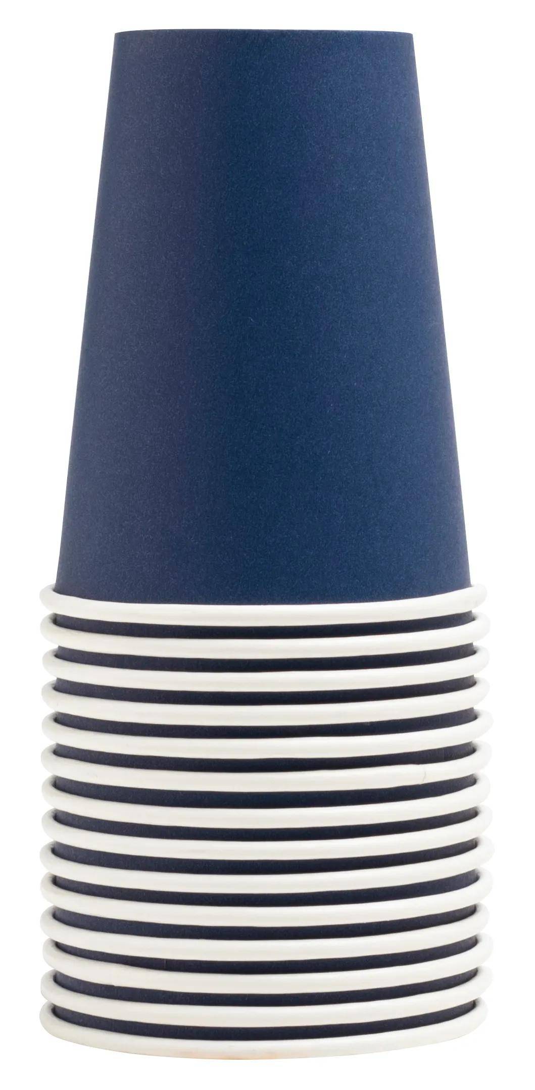 Ein Stapel von acht blauen Papierbechern mit weißen Rändern, von der Seite betrachtet.