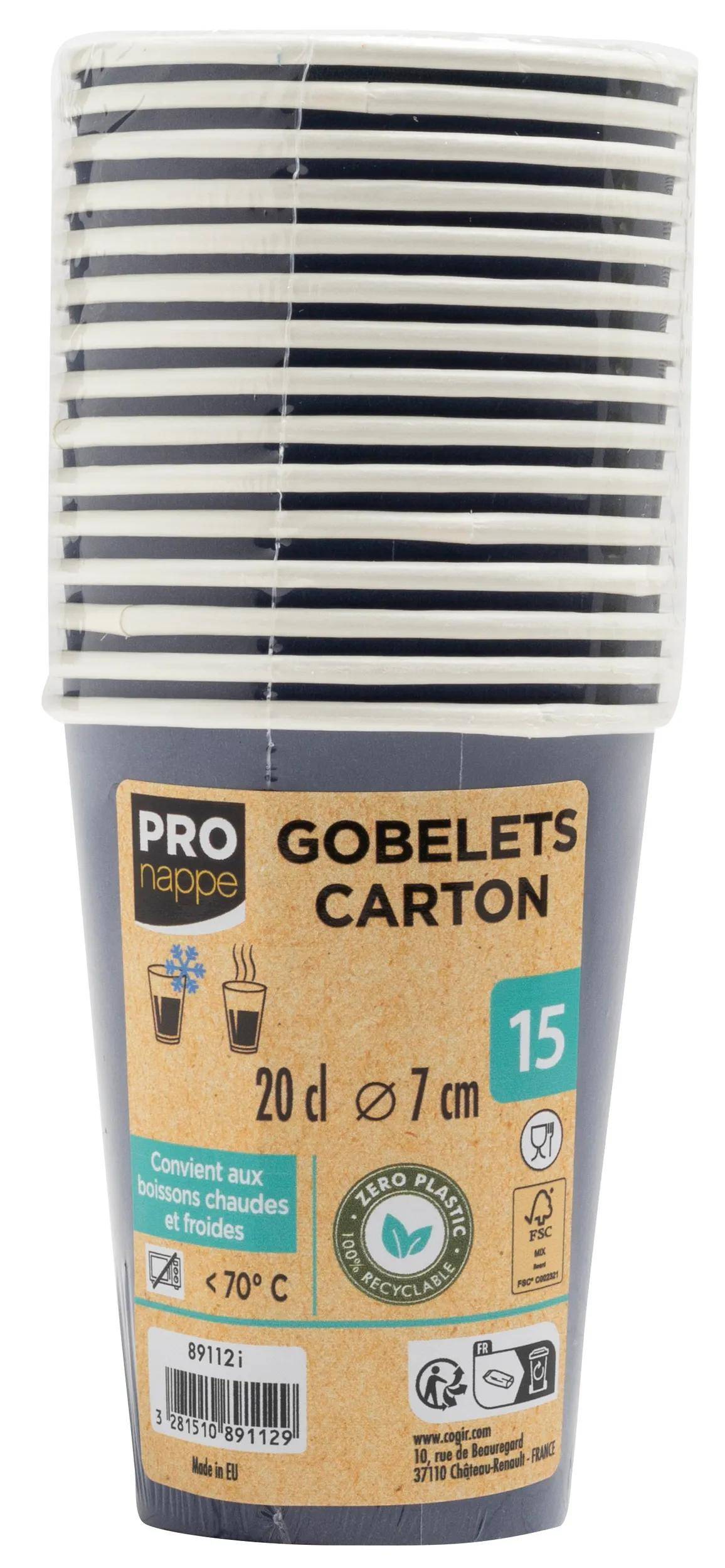 Ein Stapel blauer und weißer Einwegbecher mit einem braunen Etikett. Das Etikett trägt die Aufschrift „PRO nappe Gobelets Carton 20 cl, 15 cups".