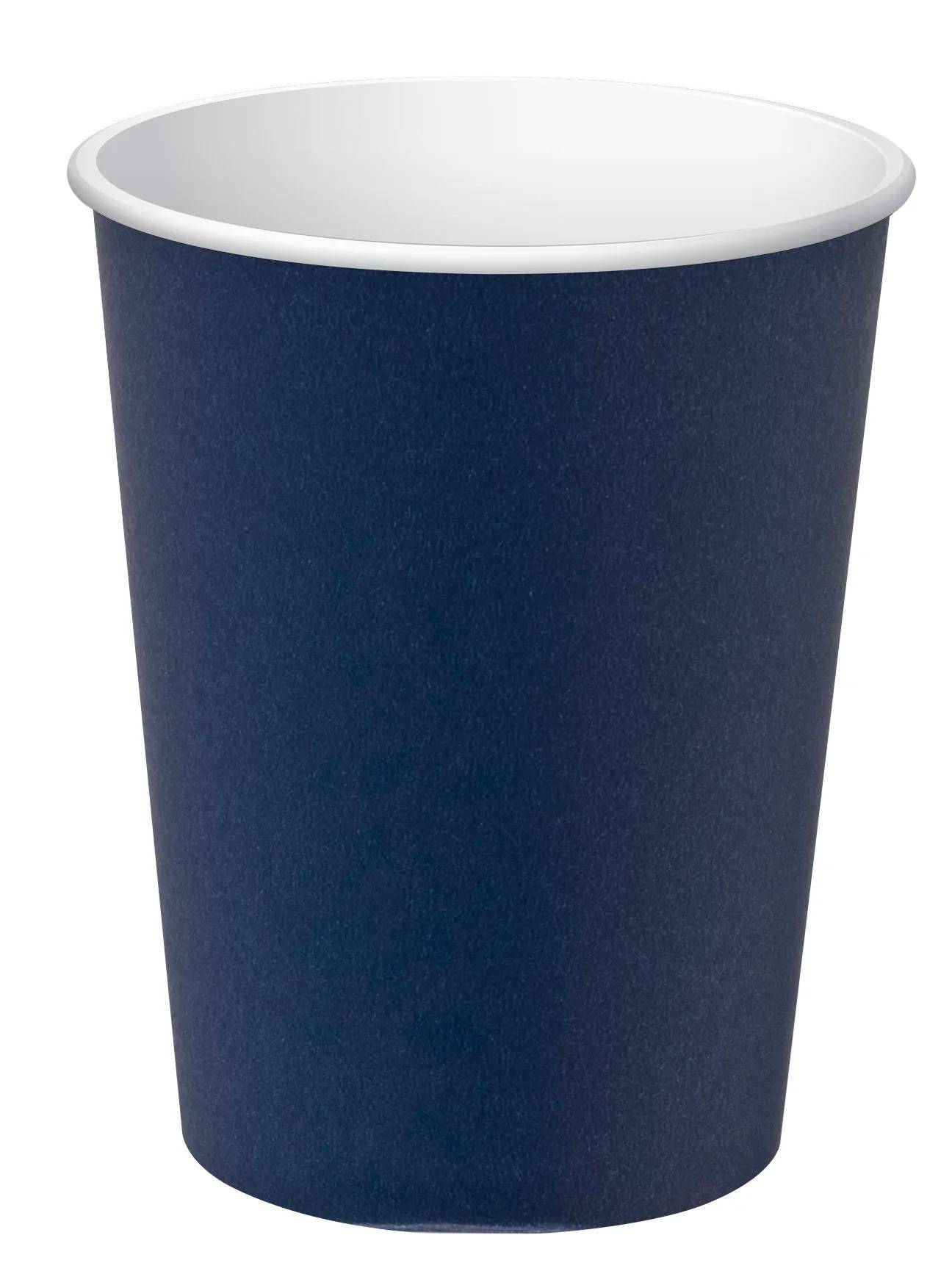 Ein einfacher blauer Einweg-Papierbecherbecher mit weißem Inneren, von der Seite gezeigt.
