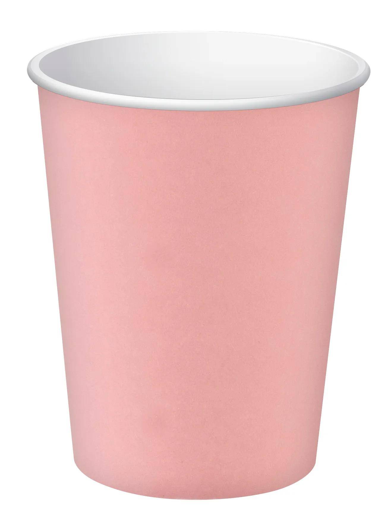 Ein rosa Papierkaffeebecher mit weißem Inneren auf einfachem Hintergrund.
