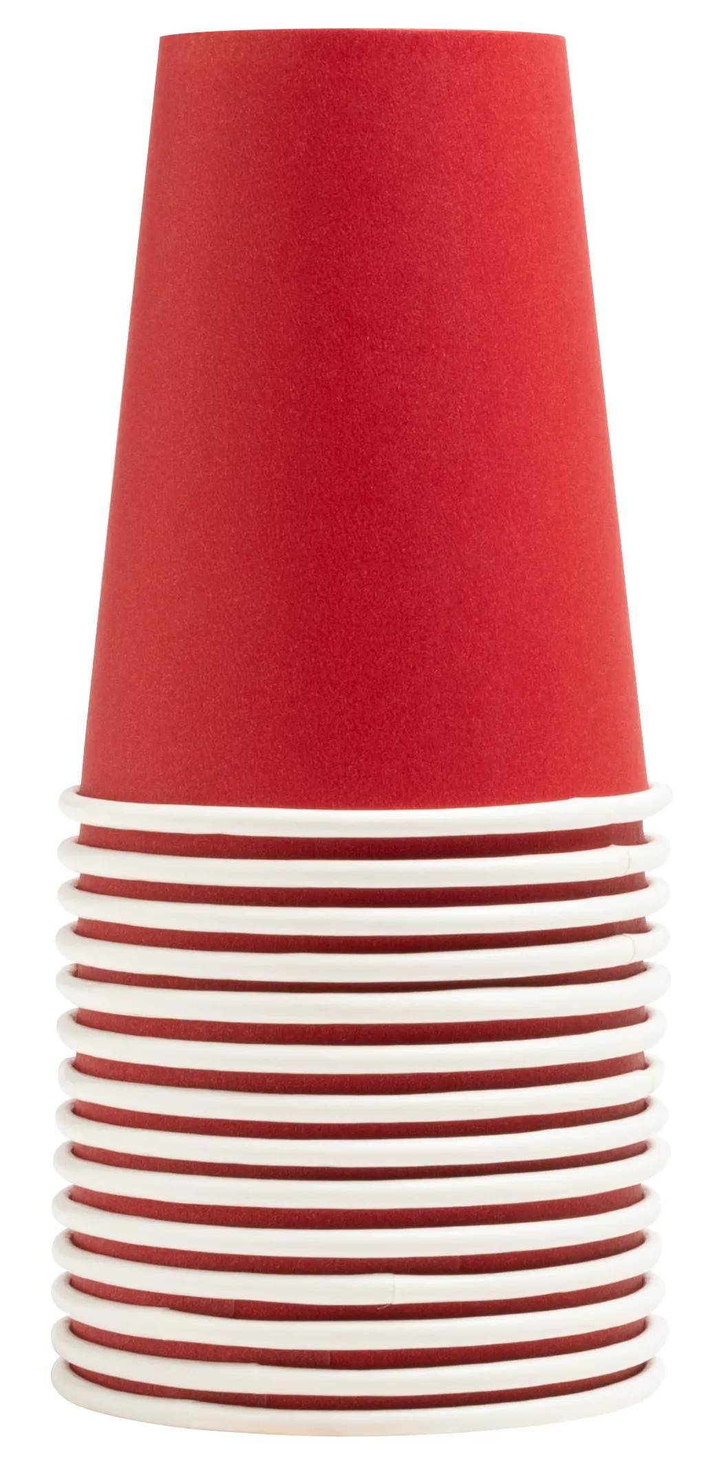 Ein Stapel roter Einwegbecher.