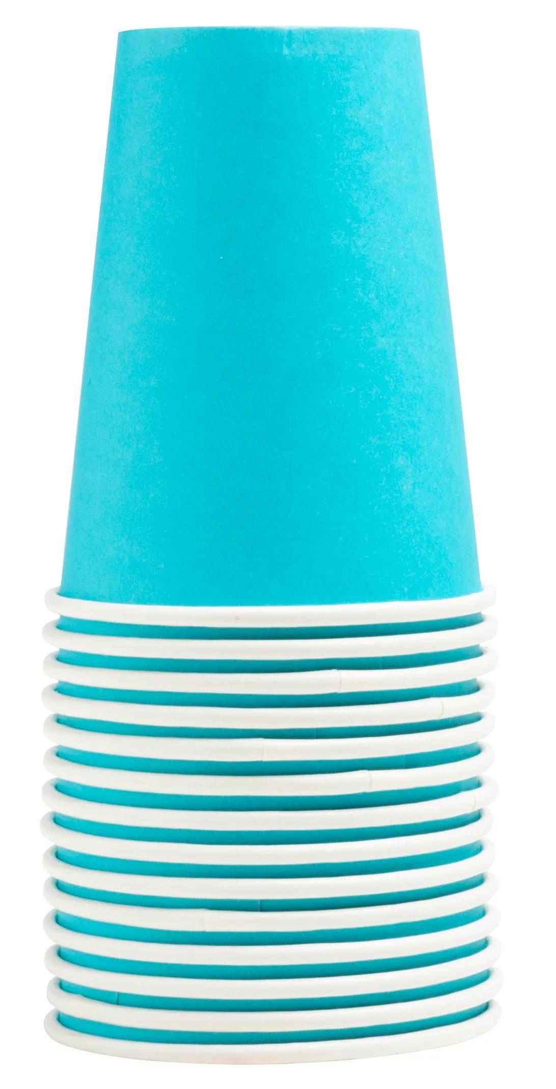 Ein Stapel blauer Papiertassen, jede mit weißem Rand, vertikal vor einem einfachen weißen Hintergrund angeordnet.