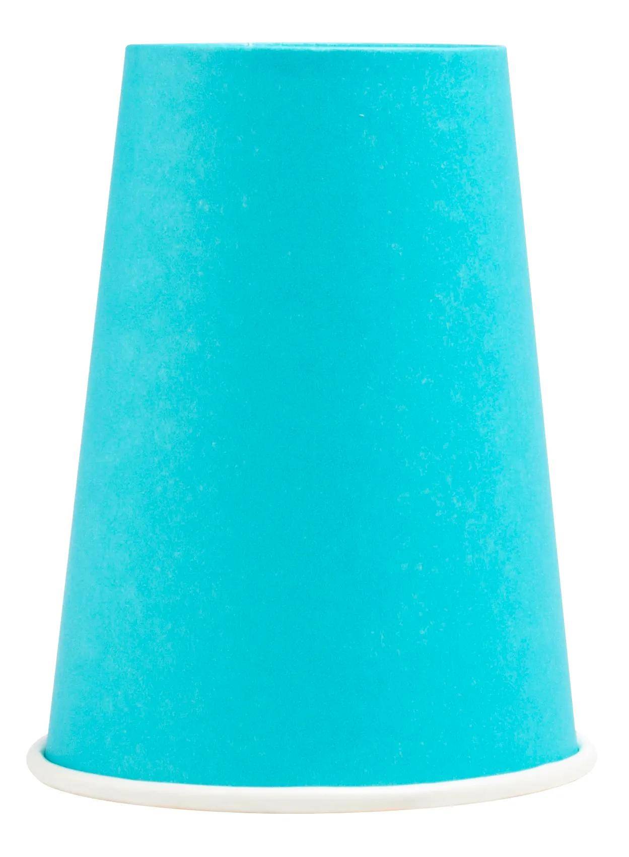 Ein blauer kegelförmiger Verkehrsmarker auf weißem Hintergrund.