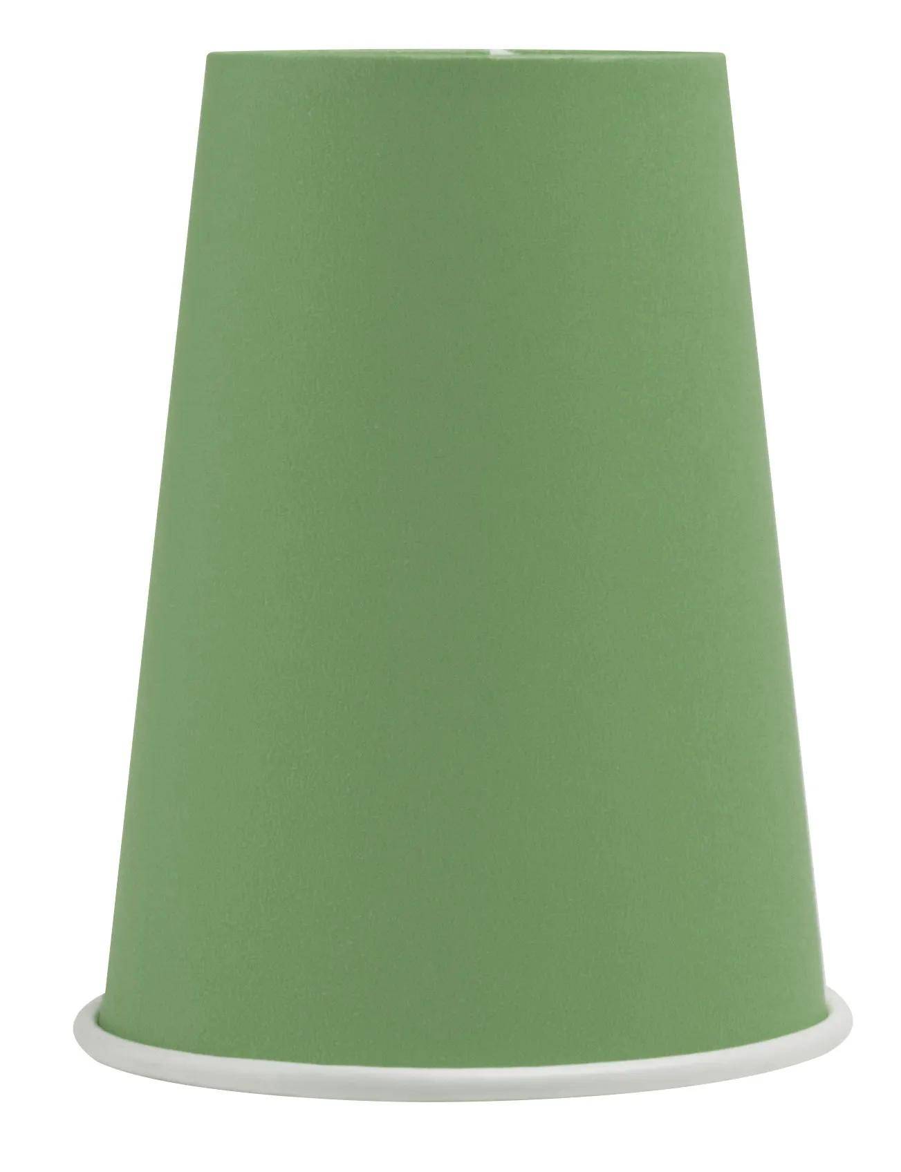 Grüner kegelförmiger Gegenstand mit flacher Basis vor weißem Hintergrund.