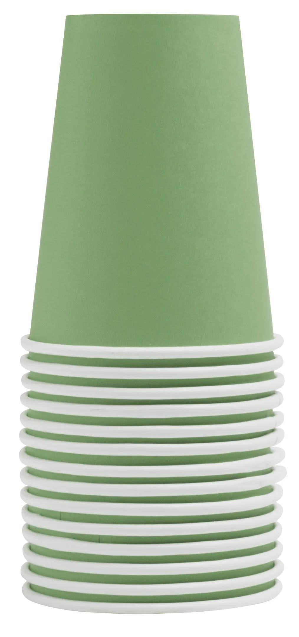 Ein Stapel grüner Papiertassen mit weißen Rändern, ordentlich aufeinandergestapelt.