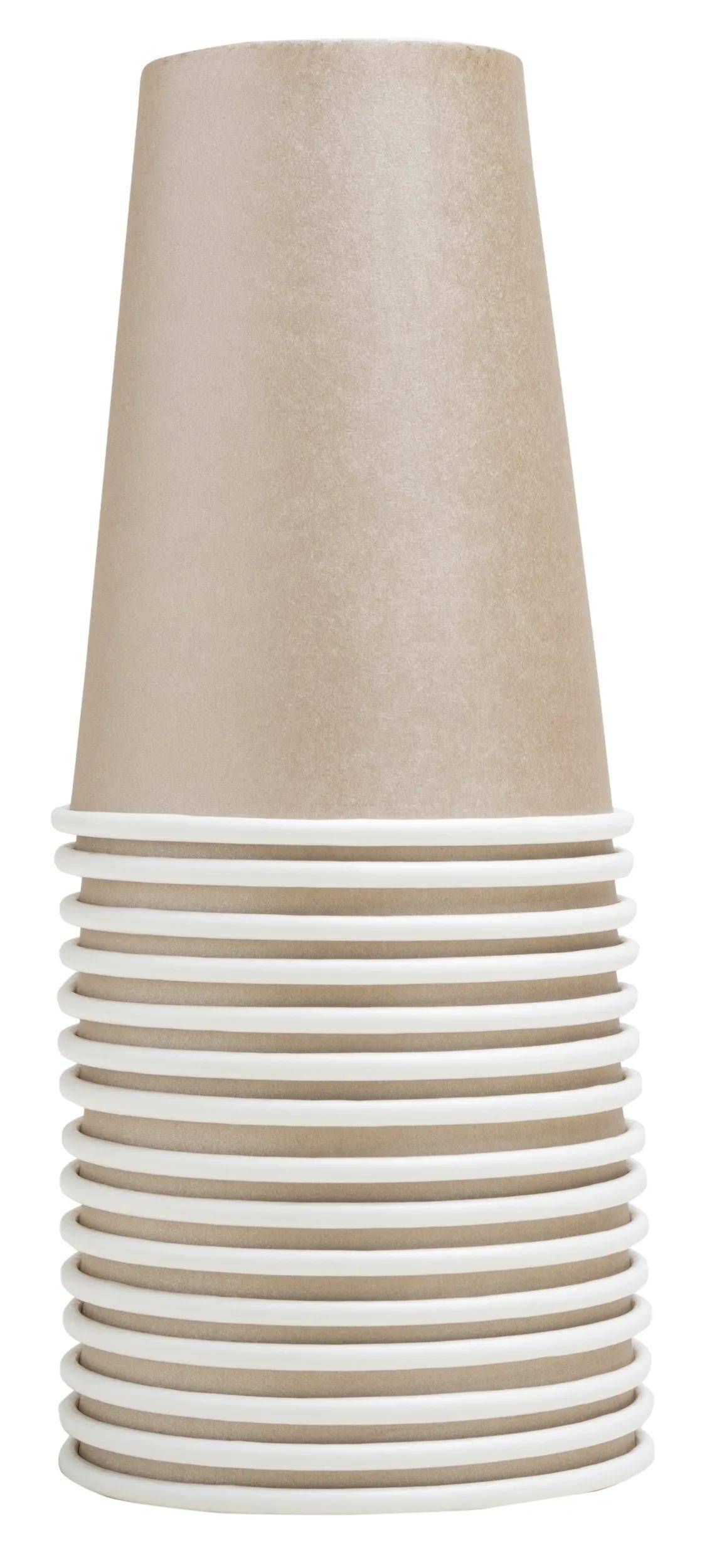 Ein Stapel beiger Papiertassen, die ineinander verschachtelt sind, vor weißem Hintergrund.