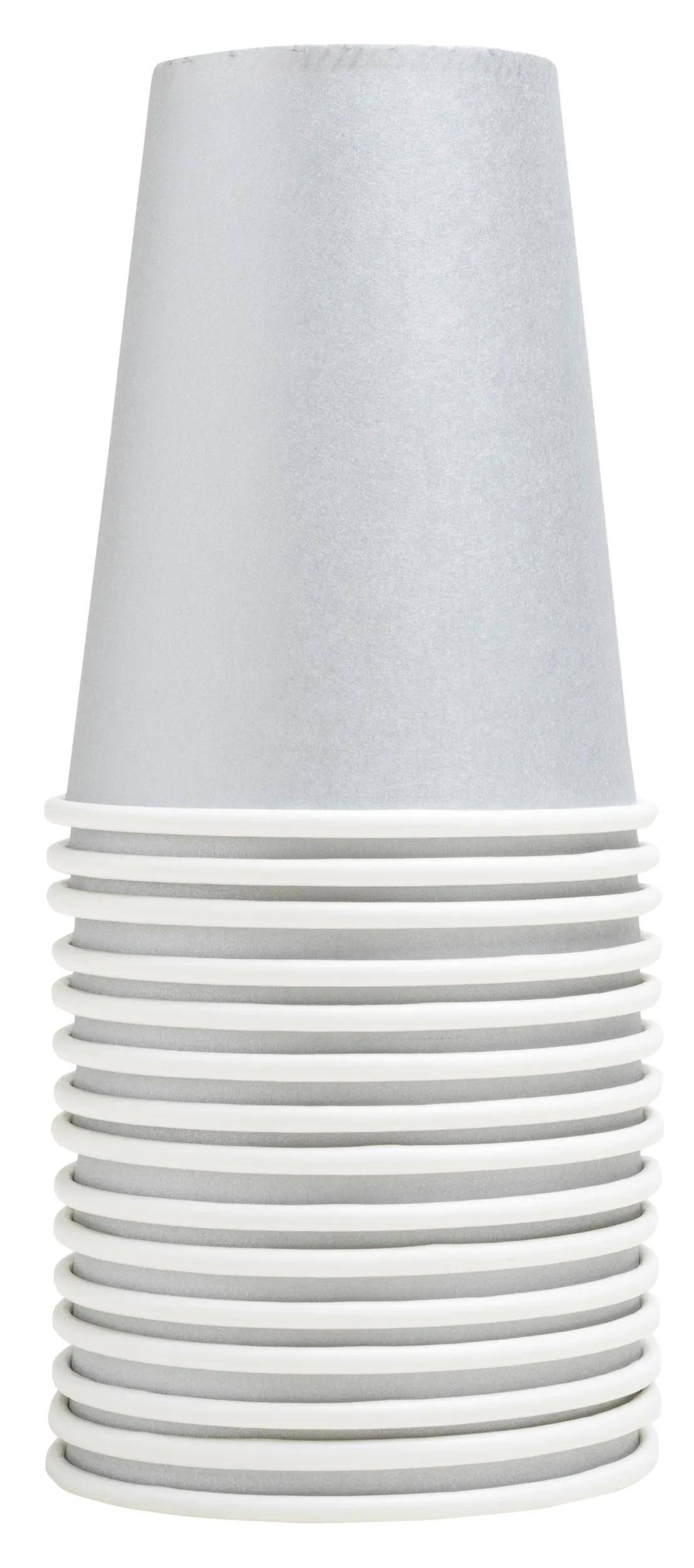 Ein Stapel weißer Papiertassen, von der Seite betrachtet, wobei die oberste Tasse deutlich sichtbar ist und die Ränder mehrerer Tassen darunter zu sehen sind.