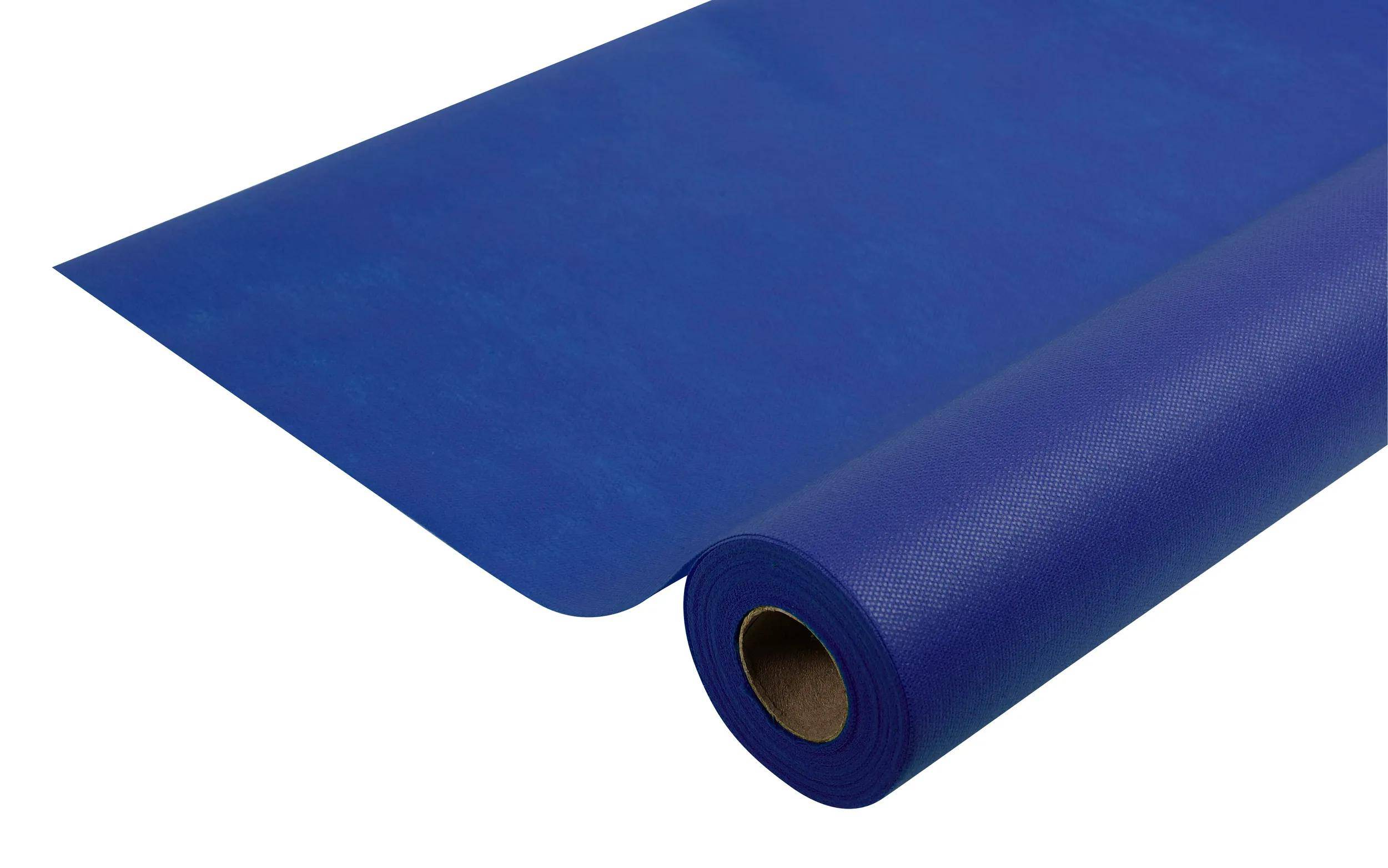 Eine blaue Yogamatte, die auf weißem Hintergrund teilweise ausgerollt ist und ihre strukturierte Oberfläche zeigt.