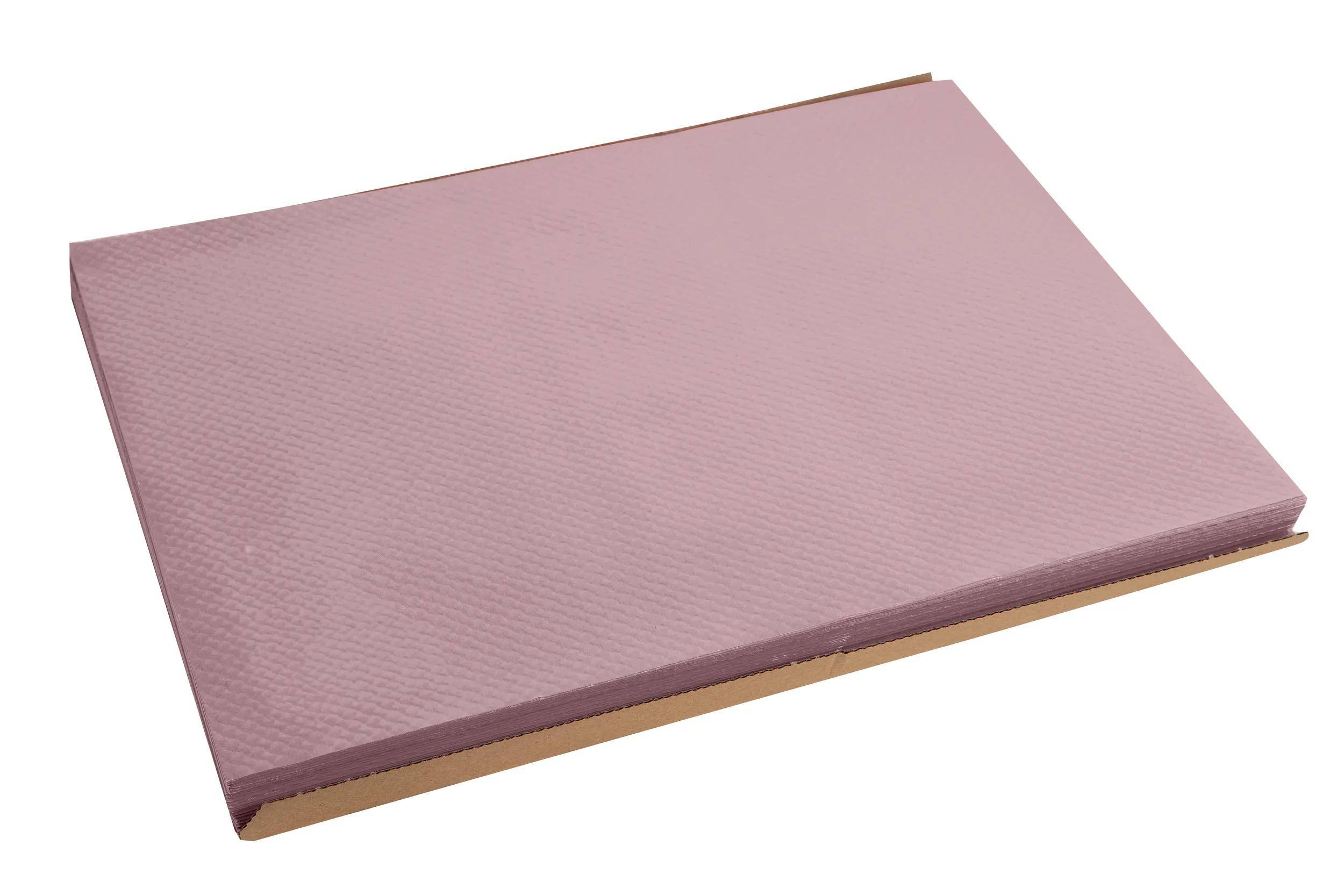 Ein Stapel rosa Schaumstoffplatten auf weißem Hintergrund, verwendet zum Montieren oder für Präsentationen.