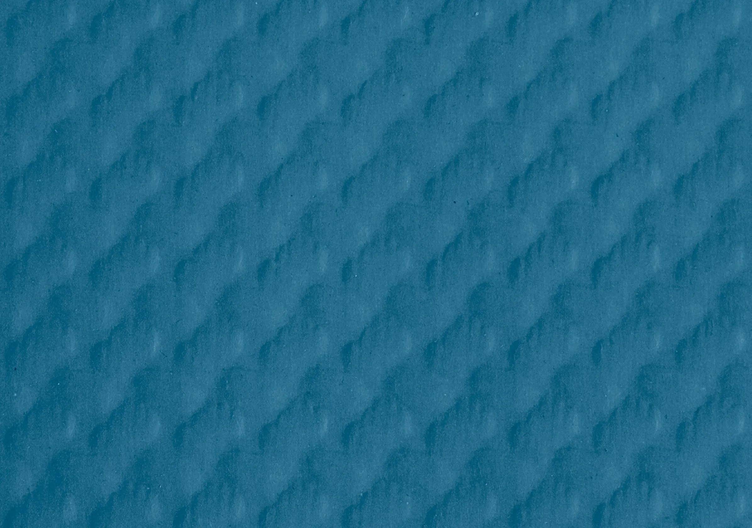 Eine strukturierte blaue Oberfläche mit einem sich wiederholenden Muster aus diagonalen Rippen, das ein Gefühl von Tiefe und Bewegung erzeugt.