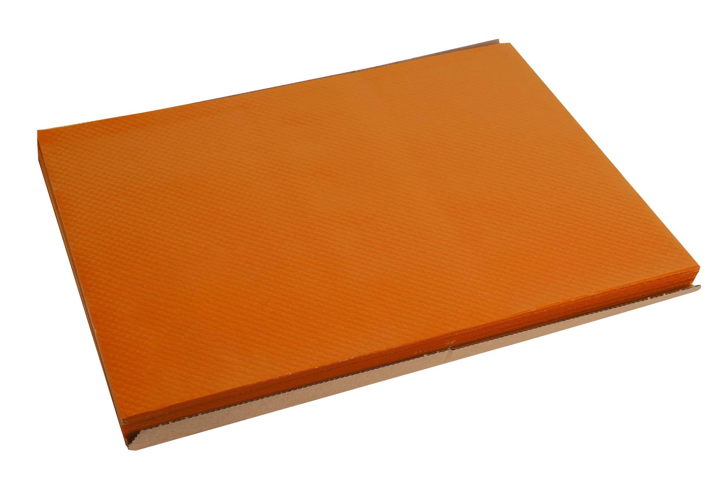 Ein orangefarbenes Hardcover-Buch mit einem schlichten Einband liegt geschlossen auf seiner Seite, leicht angewinkelt, vor einem weißen Hintergrund.