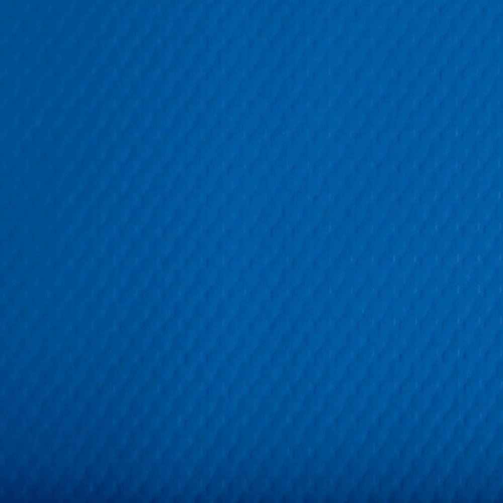 Eine Nahaufnahme einer strukturierten blauen Oberfläche mit einem diagonalen Muster aus kleinen, ineinandergreifenden Formen, die ein sich wiederholendes Design erzeugen.