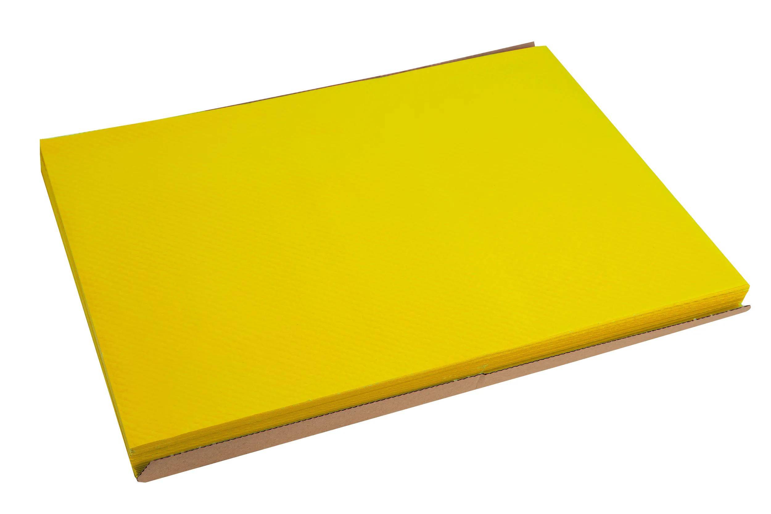 Ein geschlossenes, gelbes Hardcover-Buch, das auf einer flachen Oberfläche liegt.