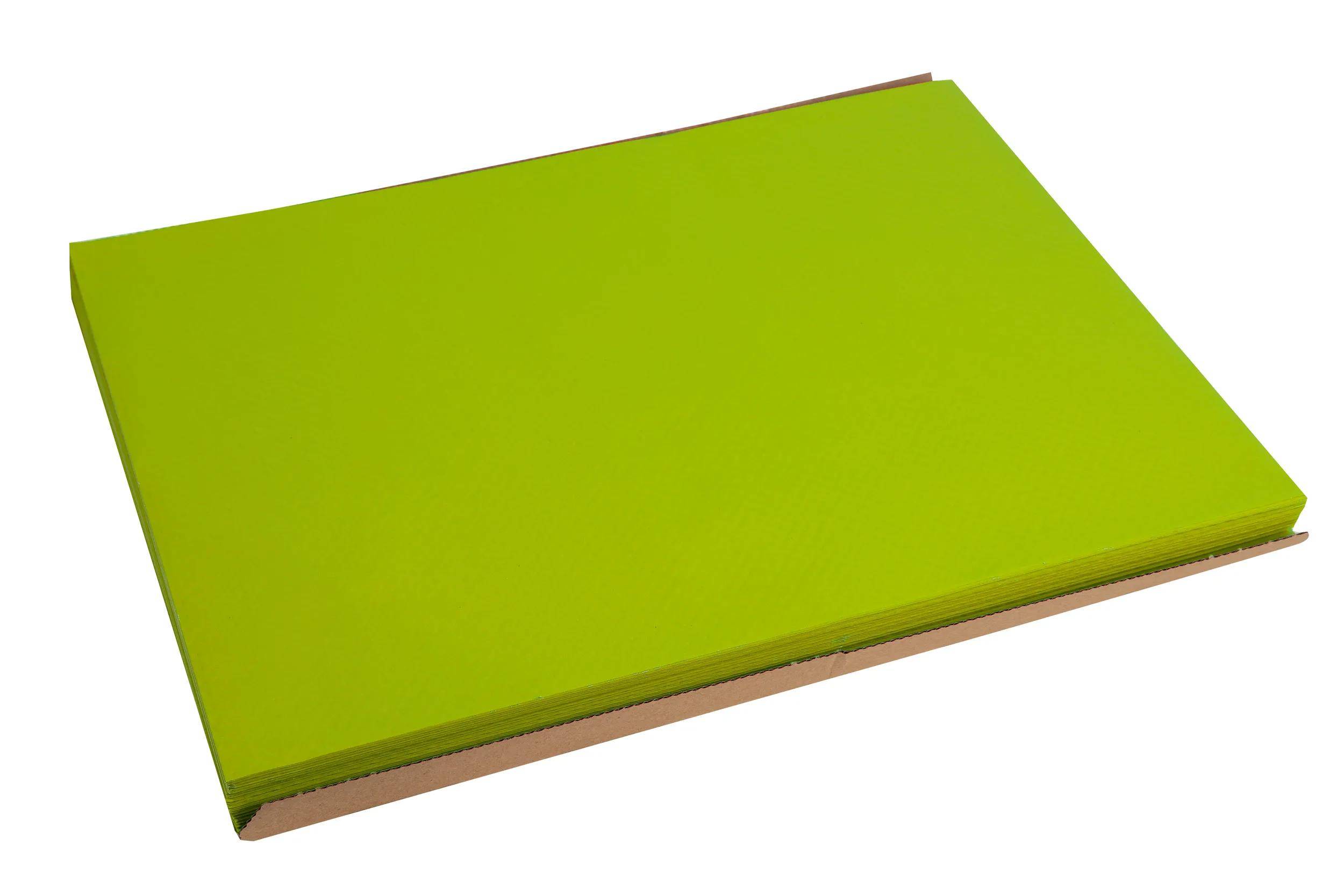 Ein Stapel leuchtend grüner A4-Papierblätter auf weißem Hintergrund.