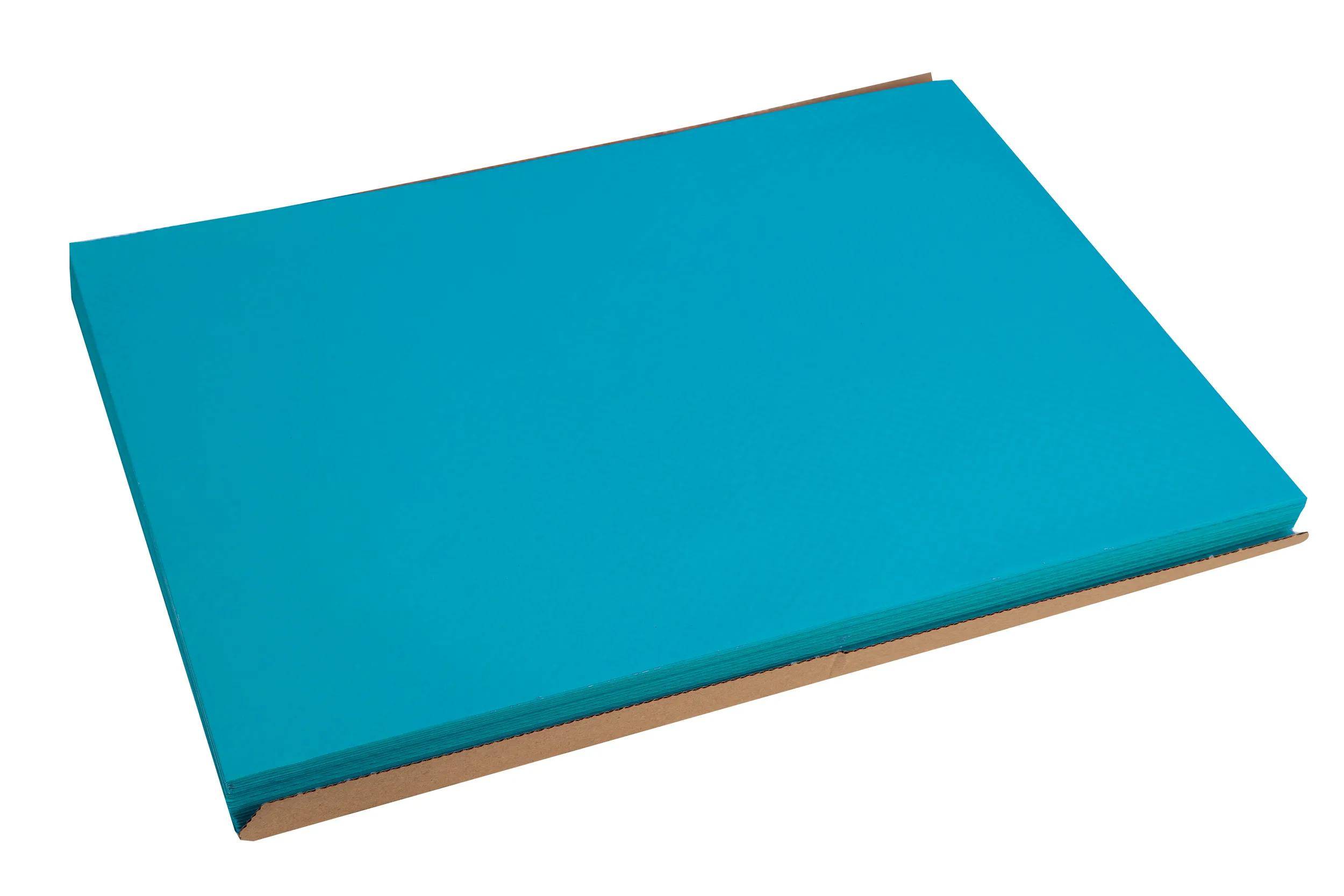 Ein Stapel blaues Konstruktionspapier auf einer braunen Oberfläche.