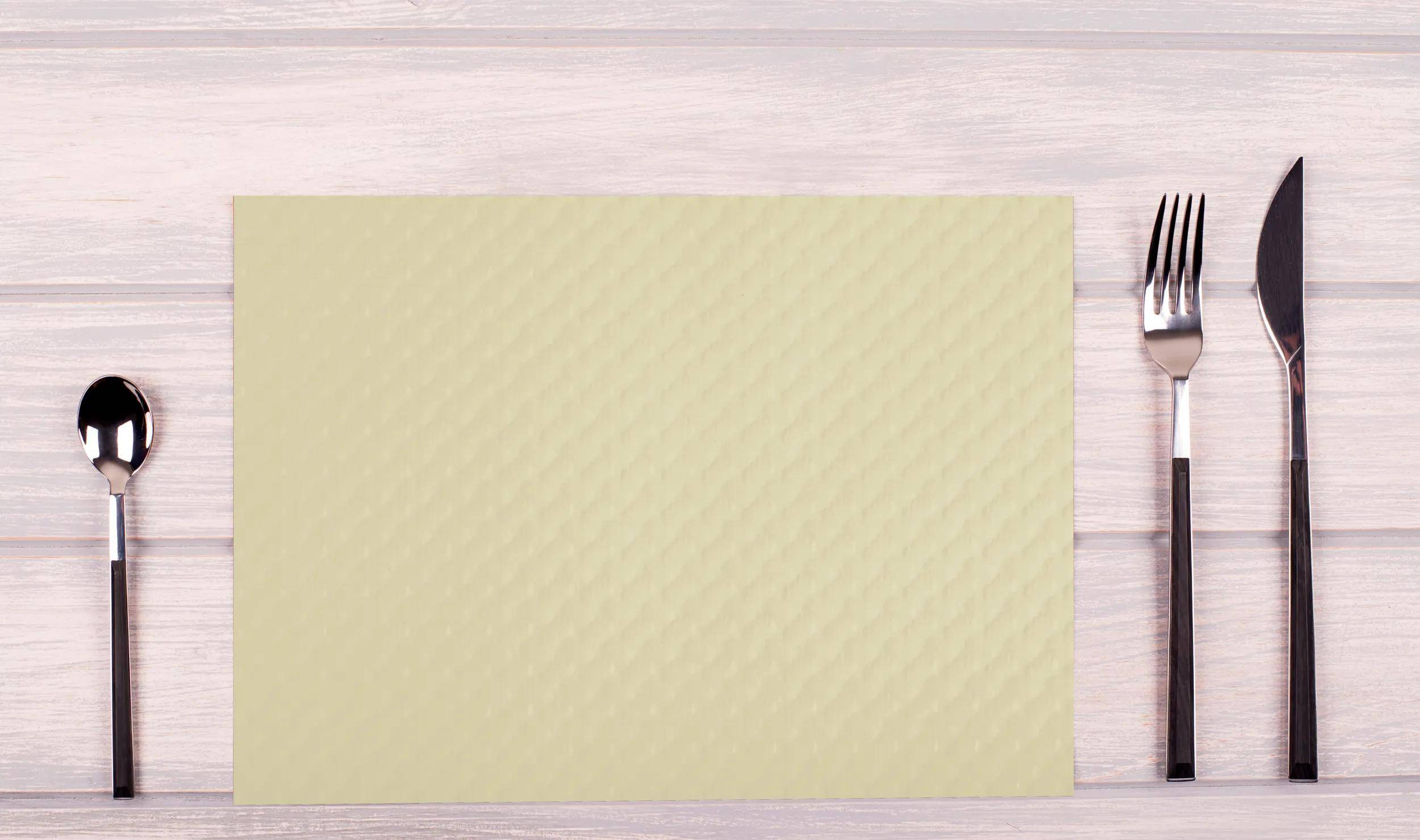 Eine leere, beige Karte mit Waffeltextur auf einer Holzoberfläche, die einen Platz zum Schreiben oder Gestalten von Nachrichten andeutet.