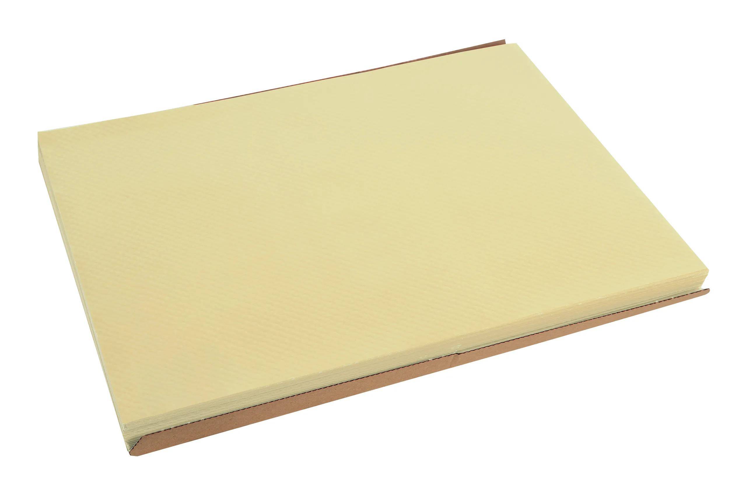 Ein Stapel gelber Haftnotizen auf weißem Hintergrund, verwendet zum Schreiben von Erinnerungen oder kleinen Notizen.