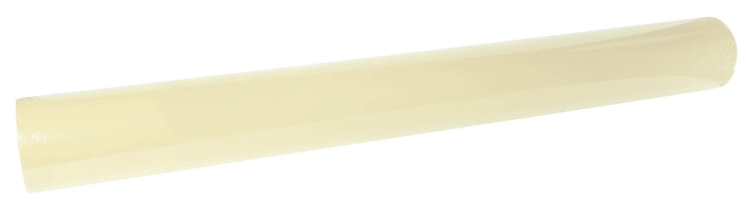 Ein langer, rechteckiger Block aus hellgelbem Käse mit glatter Textur vor weißem Hintergrund.