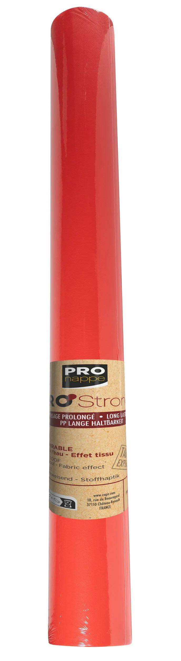 Eine rote Papiertischdeckenrolle in Verpackung mit der Aufschrift 