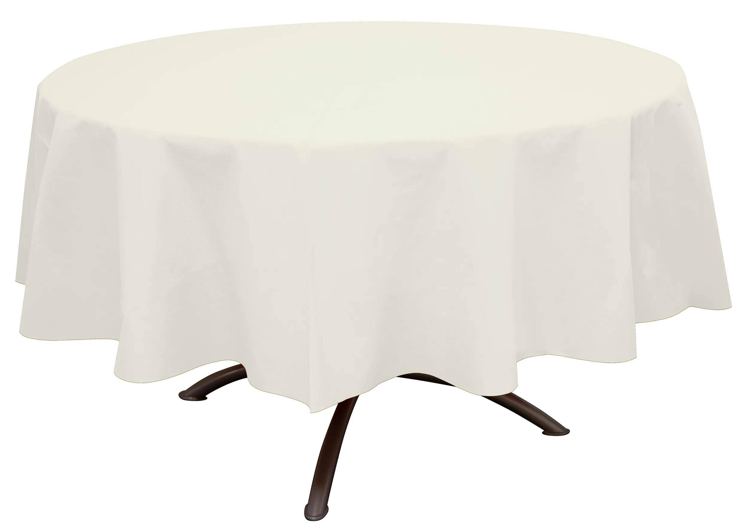 Ein runder Tisch mit einer schlichten weißen Tischdecke, die darüber drapiert ist und die vier braunen Beine des Tisches zeigt.