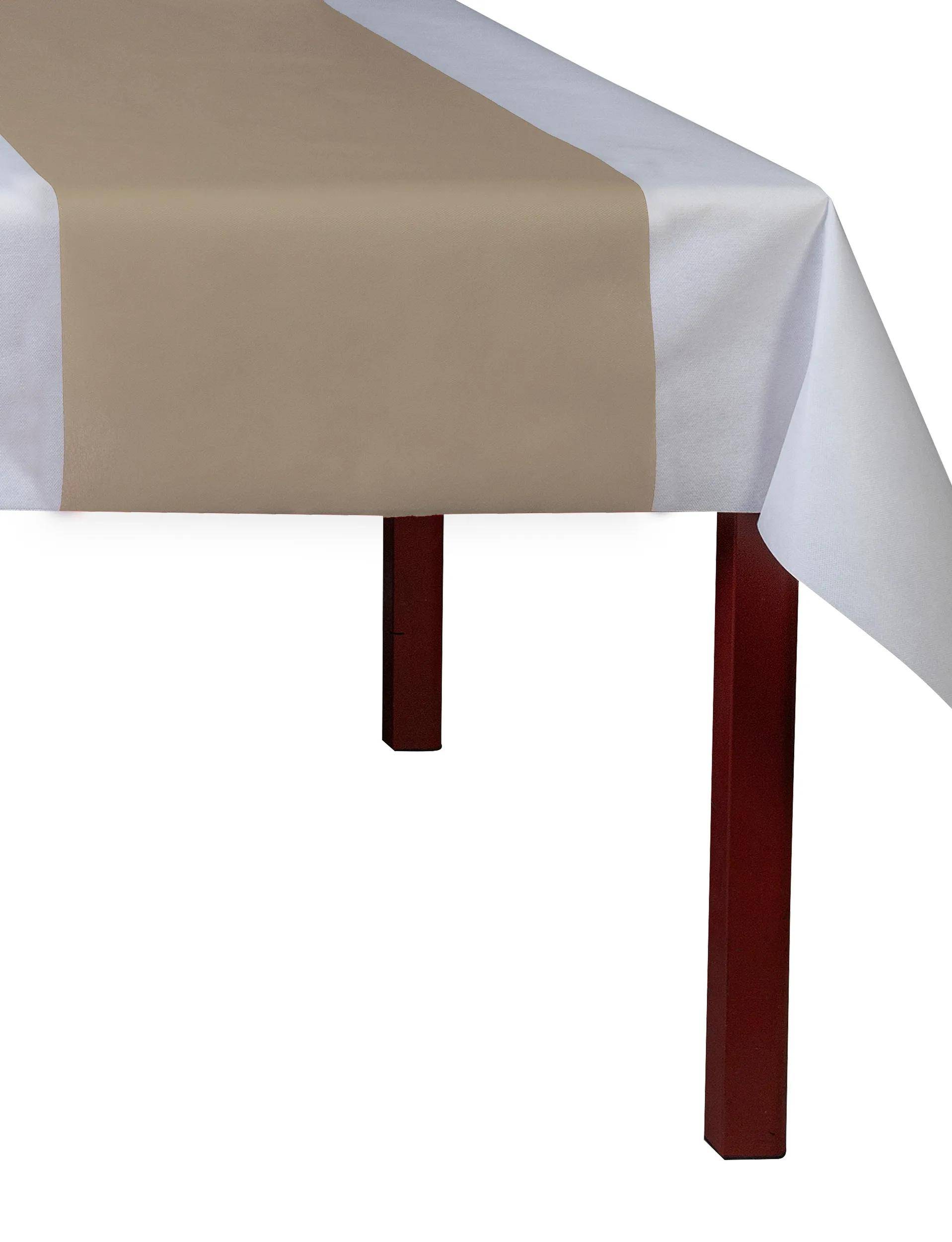 Ein beiger Tischläufer wird über eine weiße Tischdecke auf einem Holztisch gelegt und erzeugt damit eine schlichte, elegante Anordnung.