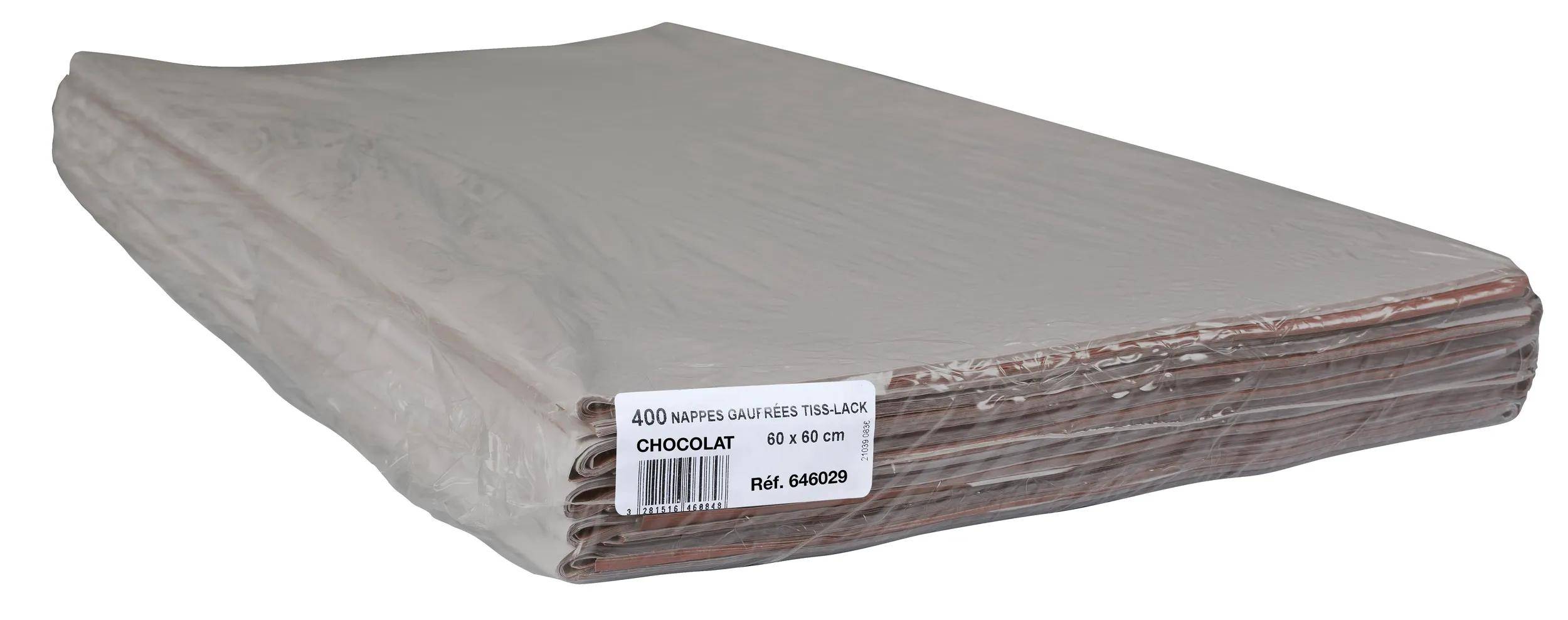 Stapel gefalteter brauner Servietten, beschriftet mit „400 Nappes Gaufrees Tiss-Lack, Chocolat, 60 x 60 cm, Ref. 646029