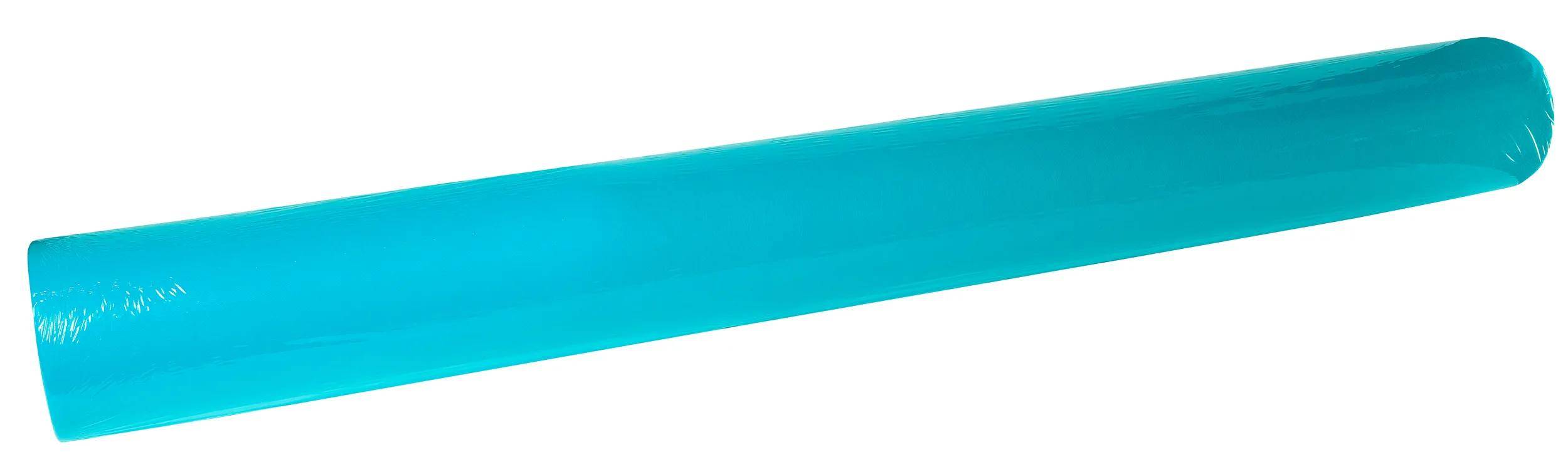 Eine große, transparente Rolle aus blauer Dehnfolie zum Verpacken und Sichern von Gegenständen, gezeigt vor einem einfachen weißen Hintergrund.