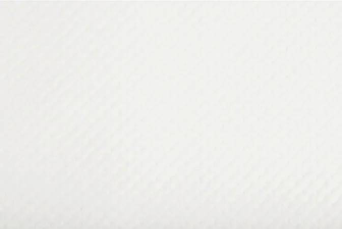 Eine Nahaufnahme einer schlichten weißen strukturierten Oberfläche, möglicherweise Papier oder Stoff, die subtile diagonale Linien und eine weiche, matte Oberfläche zeigt.