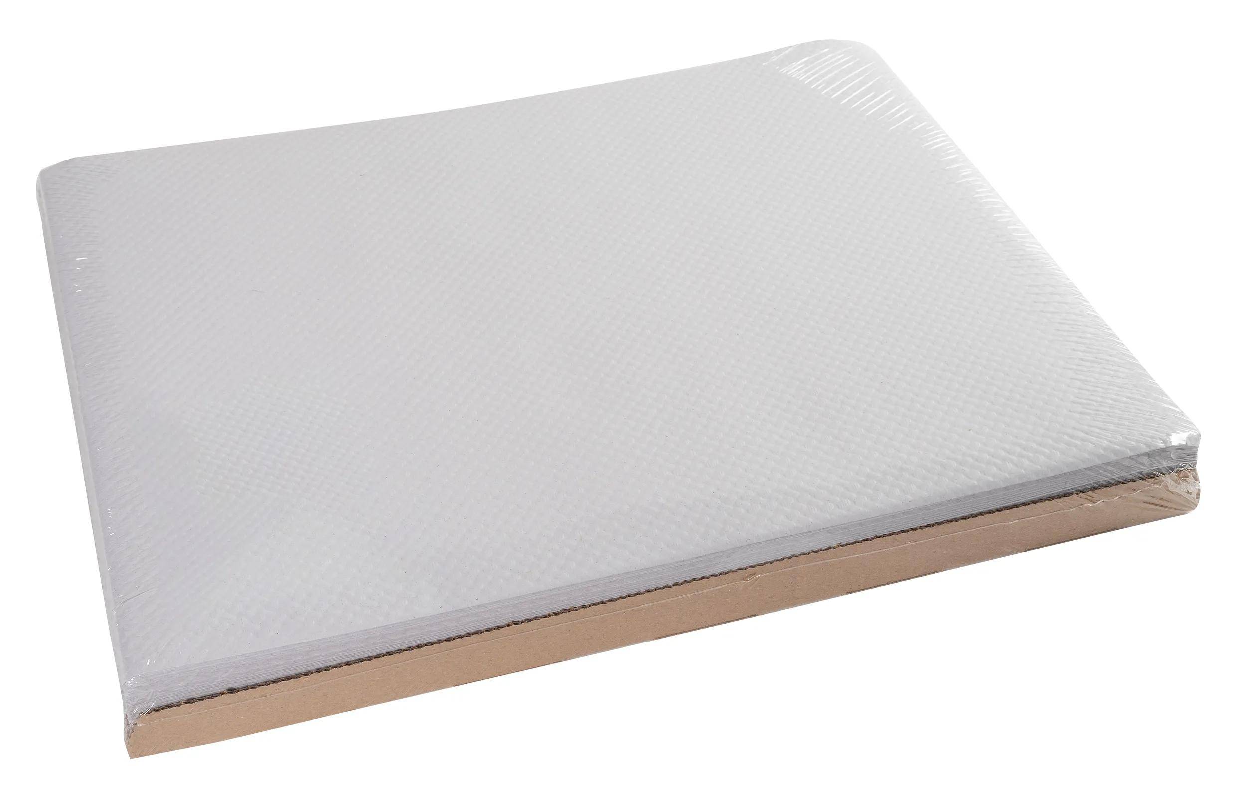 Ein Stapel großer, weißer, leerer Blätter Papier mit einer strukturierten Oberfläche, aus einem Winkel betrachtet, ruhend auf einer dünnen braunen Basis.