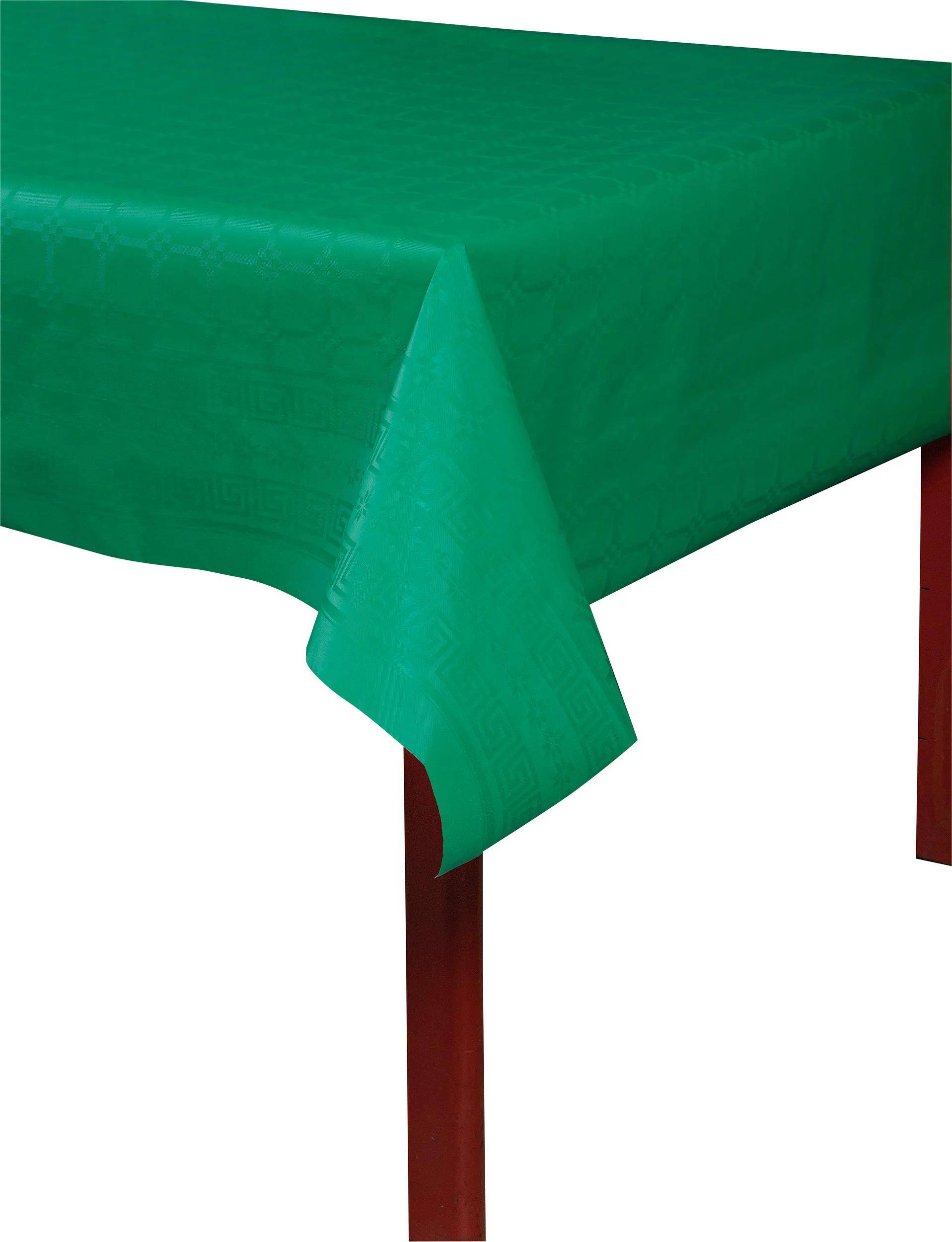 Eine grüne Tischdecke mit einem subtilen geometrischen Muster hängt über die Kante eines Holztisches.