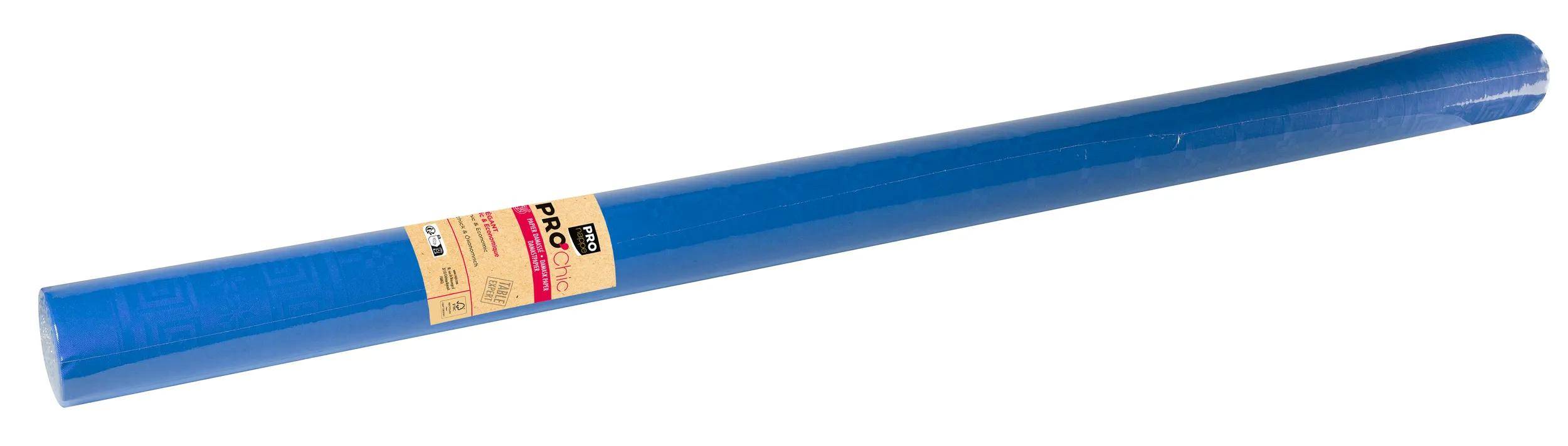 Eine Rolle aus blauem Kraftpapier mit einem Etikett, auf dem teilweise „PRO