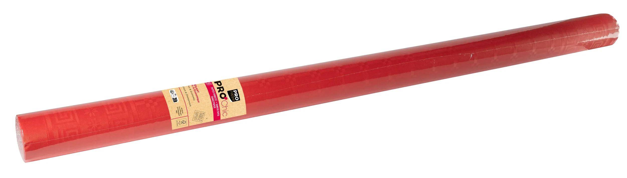 Eine Rolle rotes Geschenkpapier mit einem braunen Papieretikett an einem Ende.