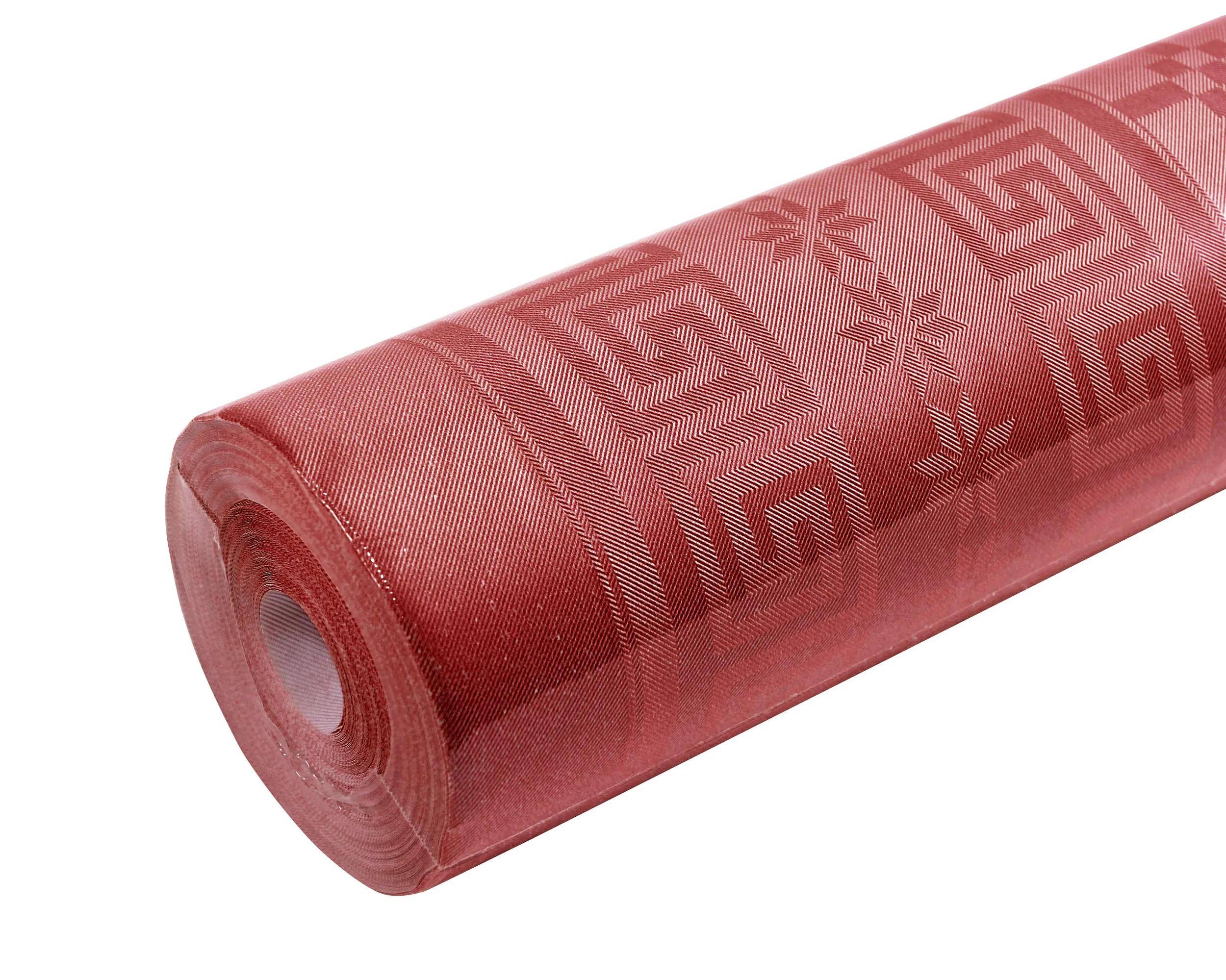 Ein roter dekorativer Tischläufer mit einem griechischen Schlüssel- und Sternmuster, aufgerollt, das aufwendige Designs zur Schau stellt, die sich für festliche Anlässe eignen.