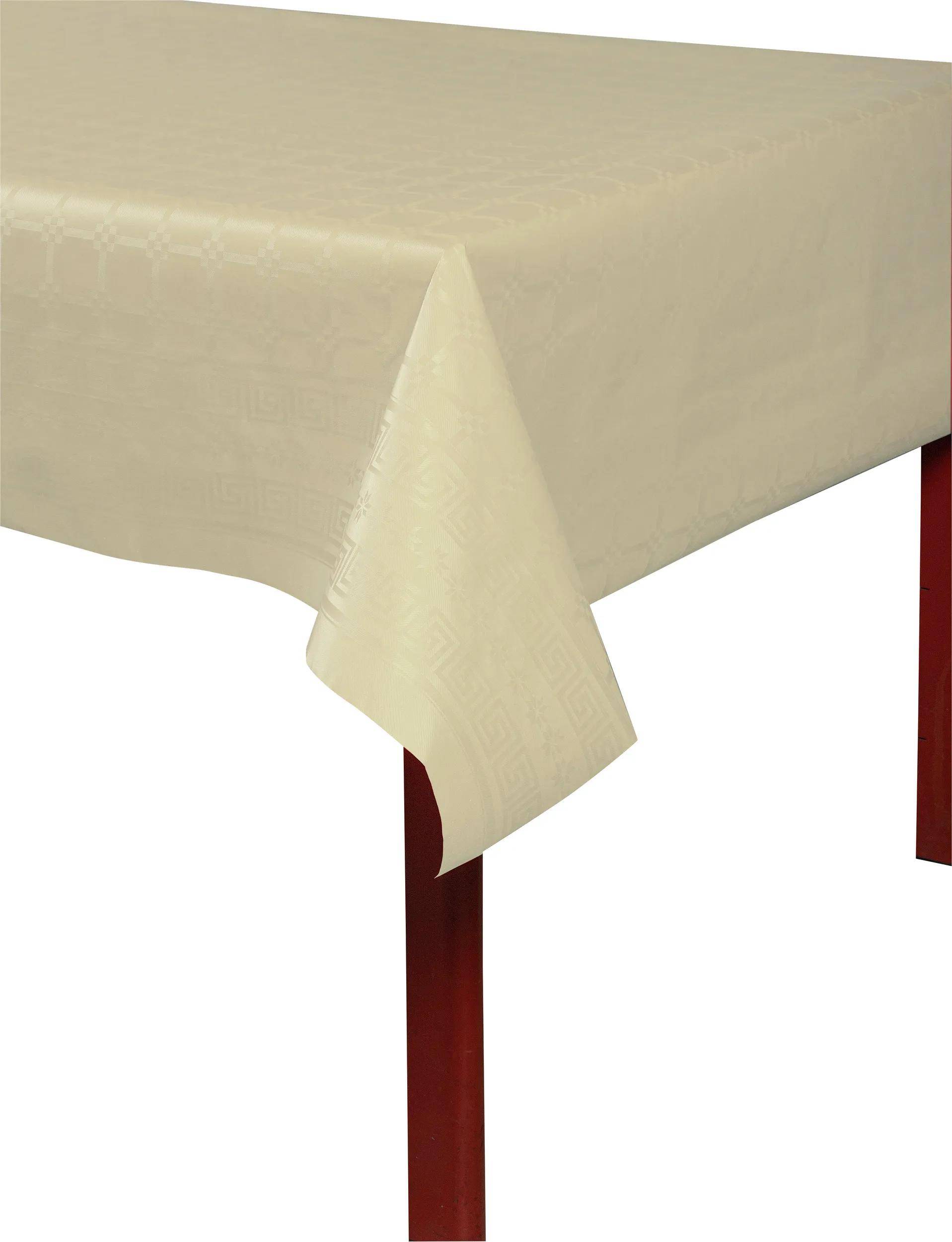 Eine beige Tischdecke mit einem subtilen geometrischen Muster, die über einem rechteckigen Holztisch drapiert ist.