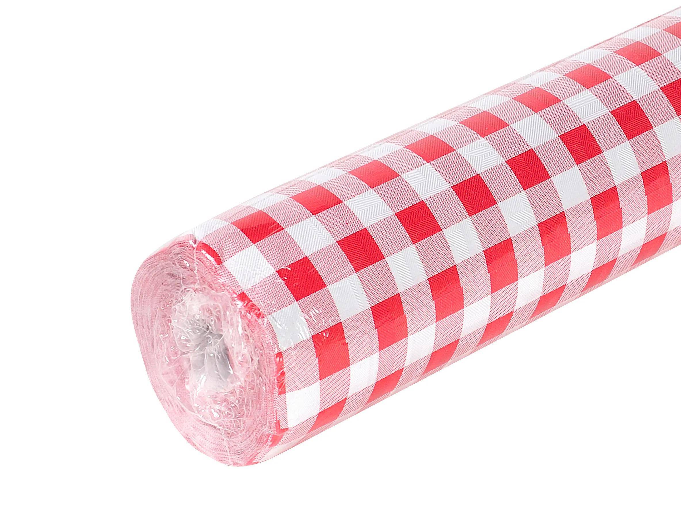 Eine Rolle rotes und weißes Karostoff, in Kunststoff verpackt, üblicherweise für Tischdecken oder Dekorationszwecke verwendet.