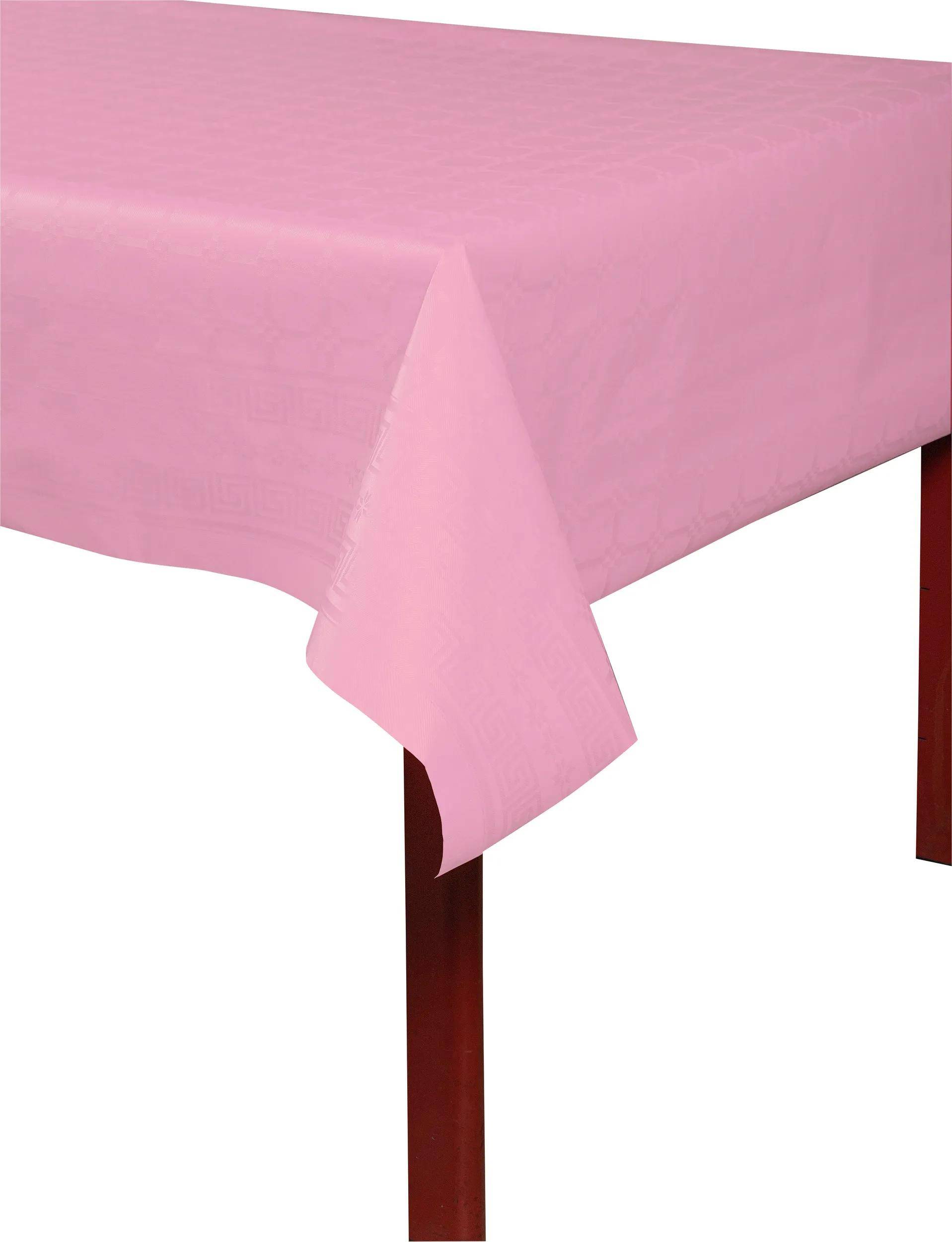 Ein rosafarbenes Tischtuch, das über einen Tisch drapiert ist und ein subtiles geometrisches Muster zur Schau stellt.