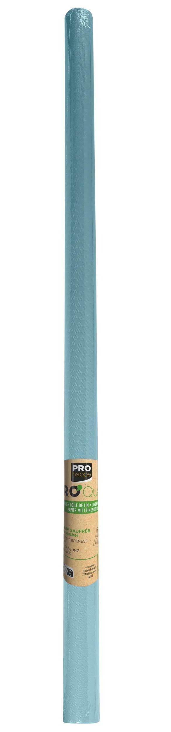 Eine lange, hellblaue Metallplanke mit Strukturierung in Rautenmustern, von der Seite betrachtet, vor einem einfarbig weißen Hintergrund.