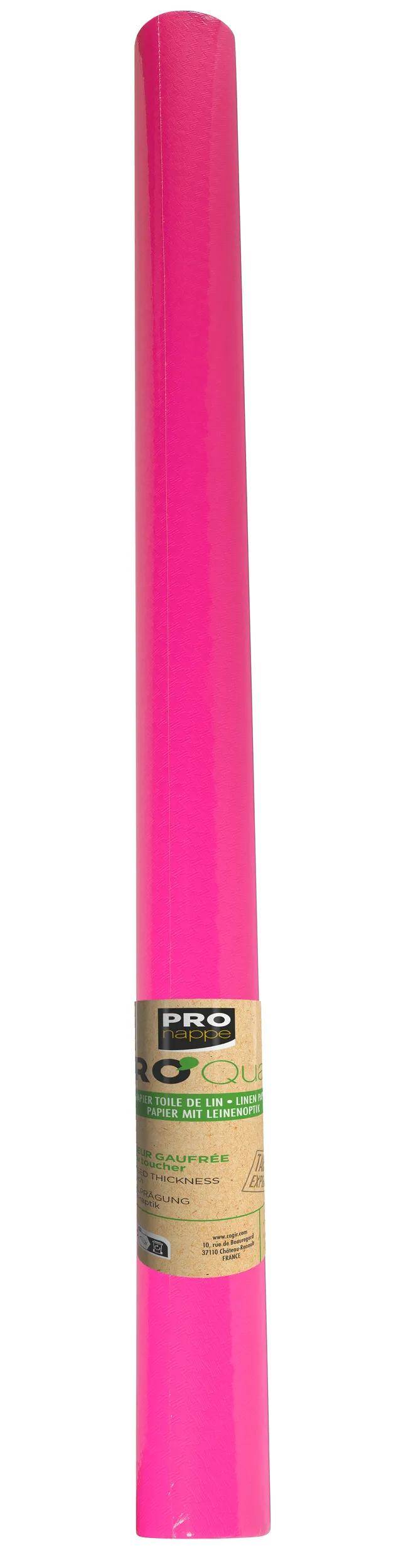 Eine leuchtend rosa Schaumstoffrolle, die zur Muskelregeneration und Trainingsunterstützung verwendet wird, steht aufrecht vor einem weißen Hintergrund.