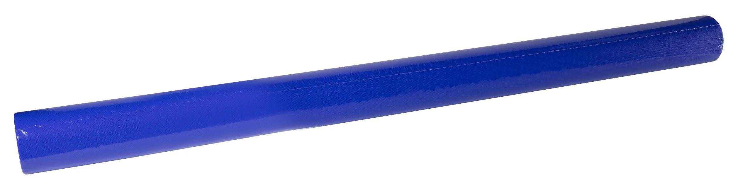 Eine Rolle glänzendes blaues Geschenkpapier, teilweise abgerollt, das seine glänzende Textur und glatte Oberfläche zeigt.
