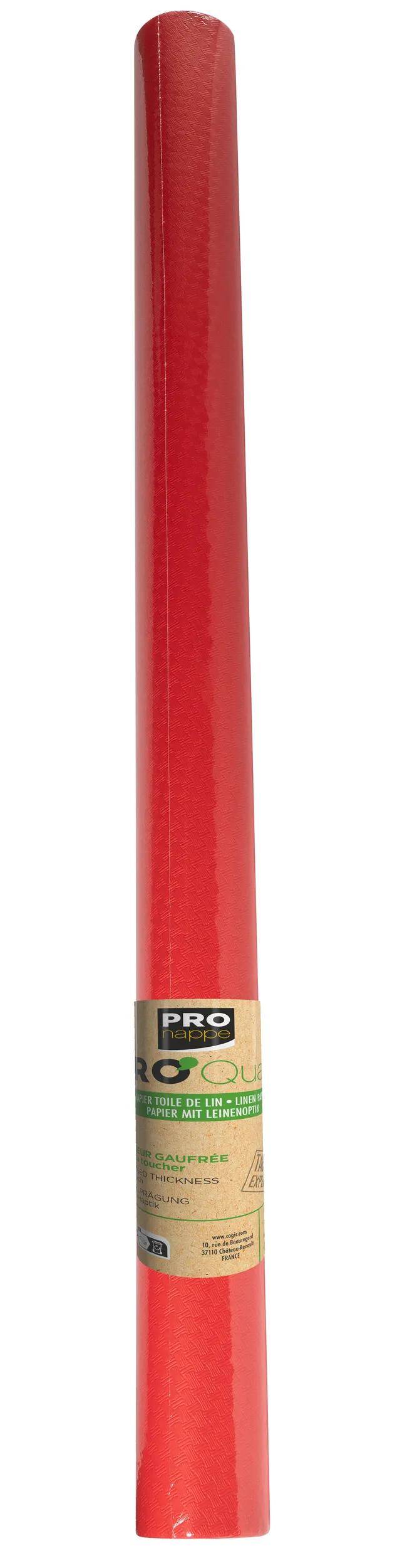 Ein aufgerolltes Blatt rotes Geschenkpapier mit einem feinen strukturierten Muster.