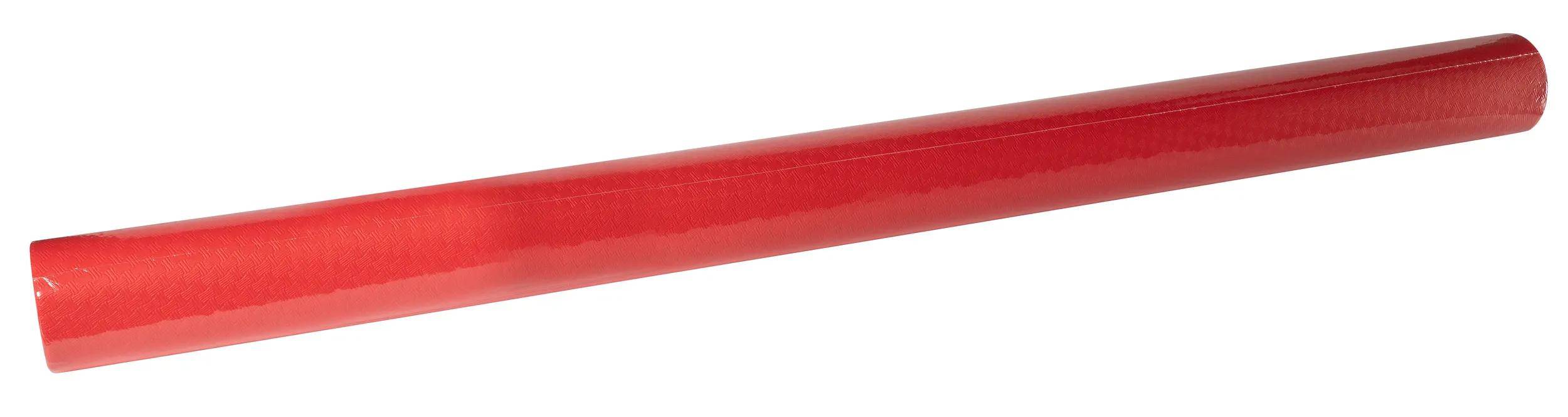 Eine Rolle rotes Geschenkpapier mit einem subtilen Diagonalmuster, dargestellt vor weißem Hintergrund.