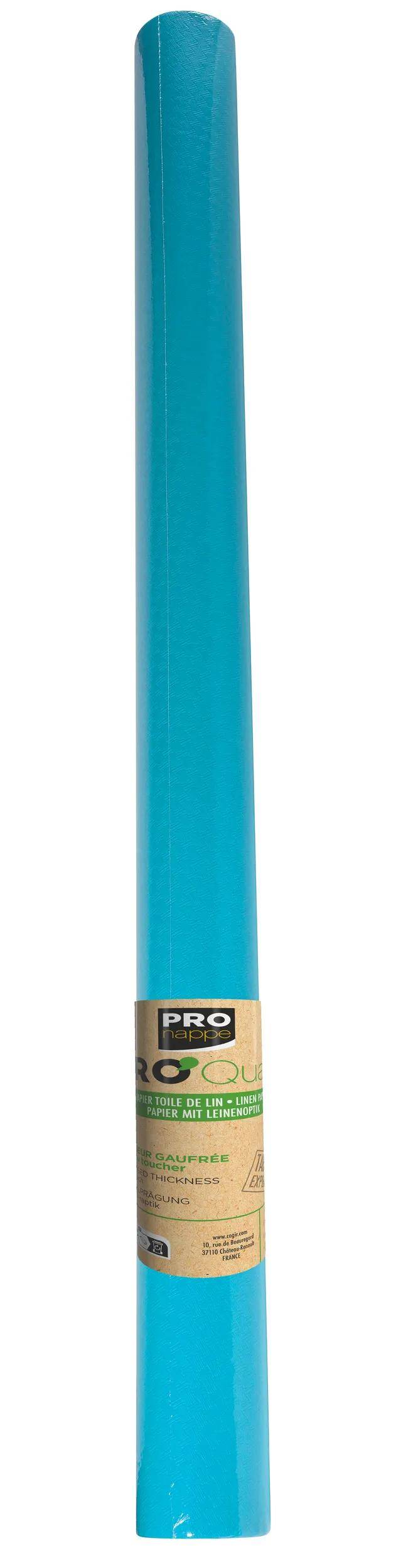 Ein hohes, zylindrisches Objekt mit einer glatten, hellblauen Oberfläche vor einem einfachen weißen Hintergrund.