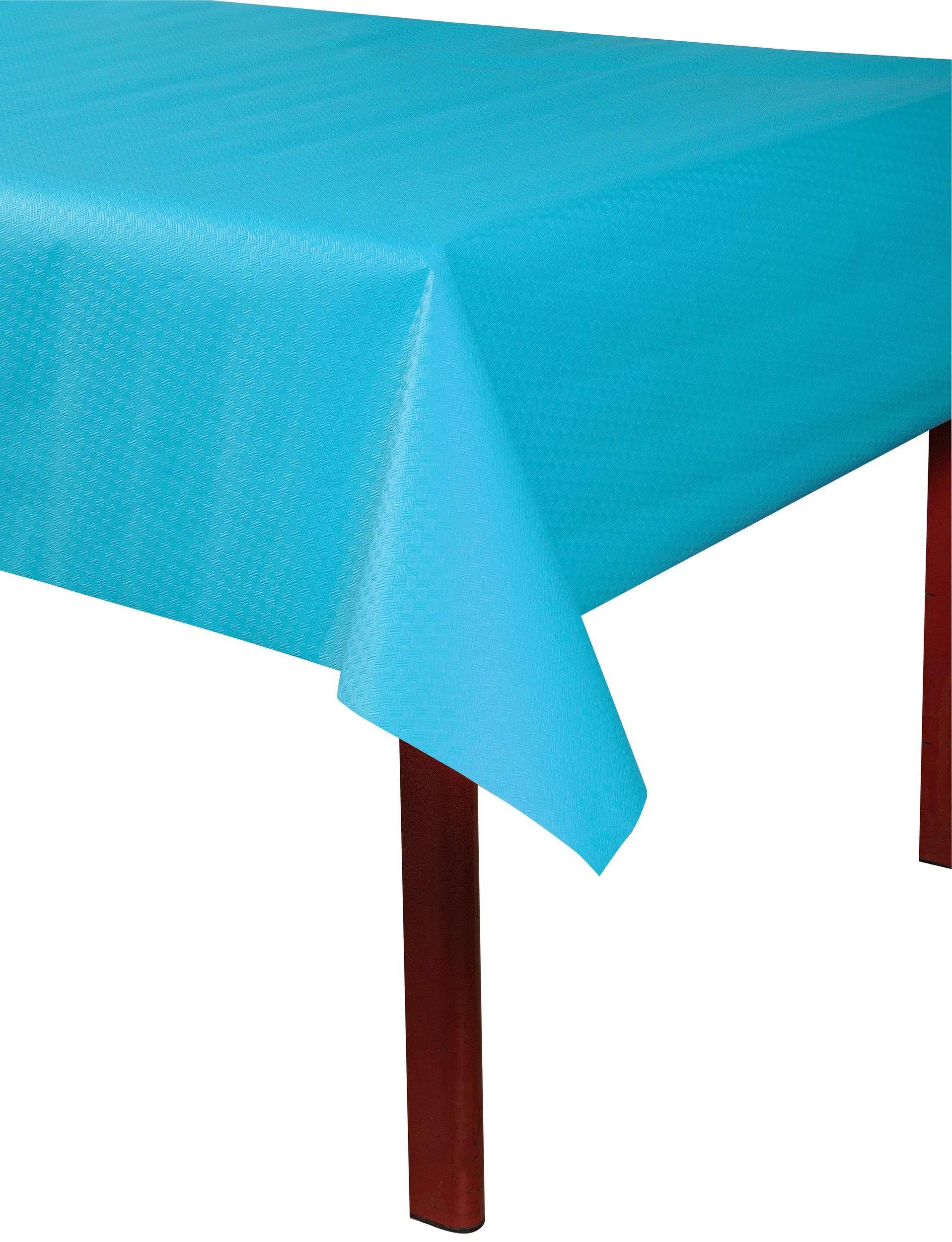 Ein roter Holztisch mit einer türkisfarbenen Tischdecke, die darüber drapiert ist und ein strukturiertes Muster zeigt.
