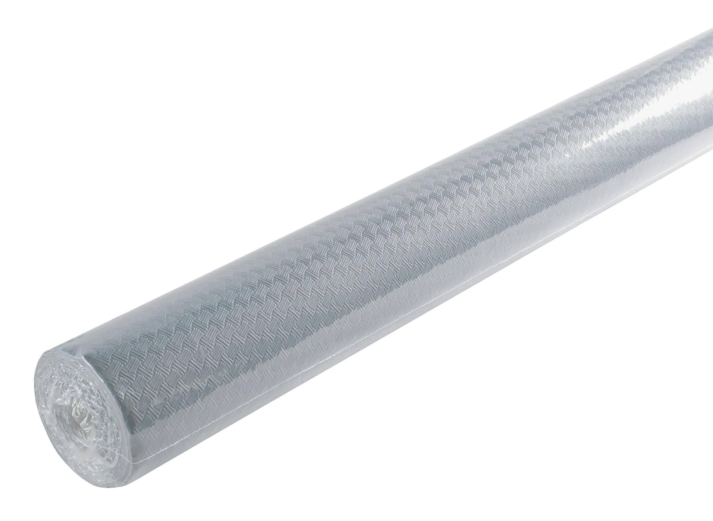 Eine Rolle aus durchscheinendem gemustertem Klebeband mit einer Fischgrätmusterung, teilweise abgerollt, vor einem schlichten weißen Hintergrund.