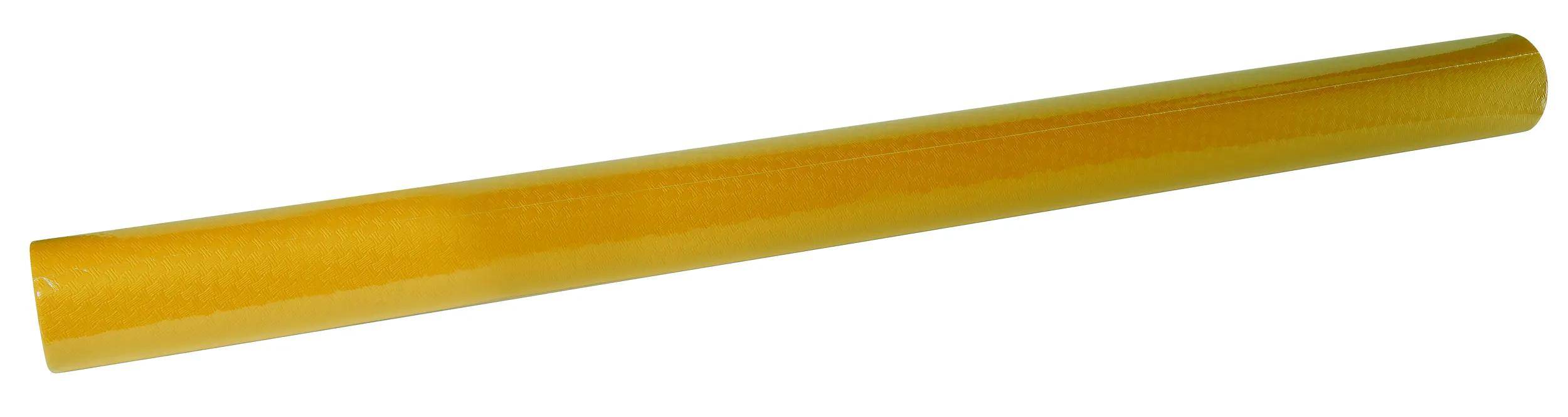 Ein langer, glatter gelber Zylinder mit einer feinen Oberflächenstruktur, der horizontal vor einem weißen Hintergrund liegt.